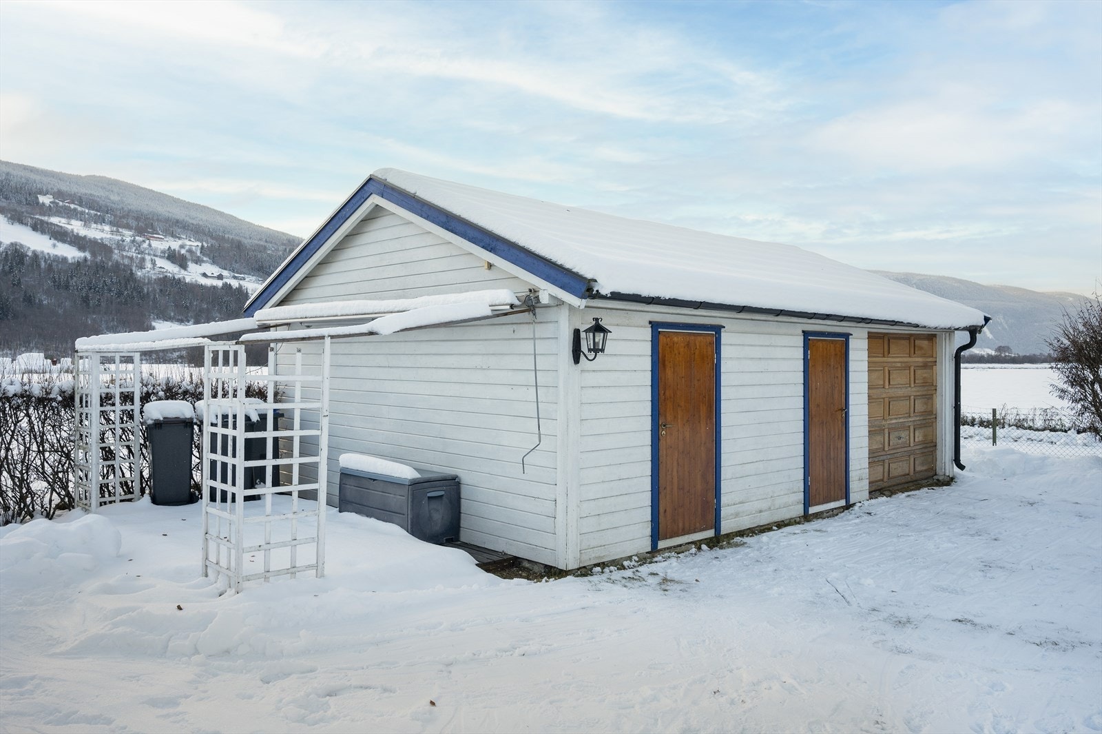 Garasje som har godt med bodplass Galleribilde