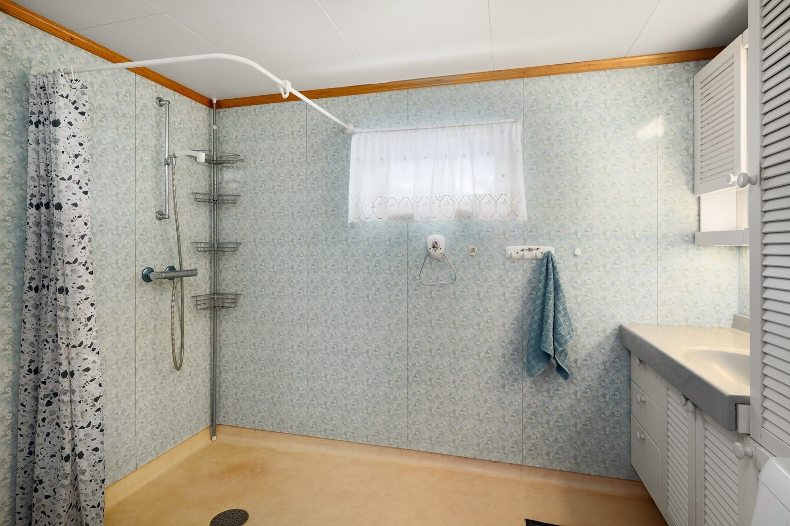 Badet er av god størrelse, og det er varme i gulvet Galleribilde