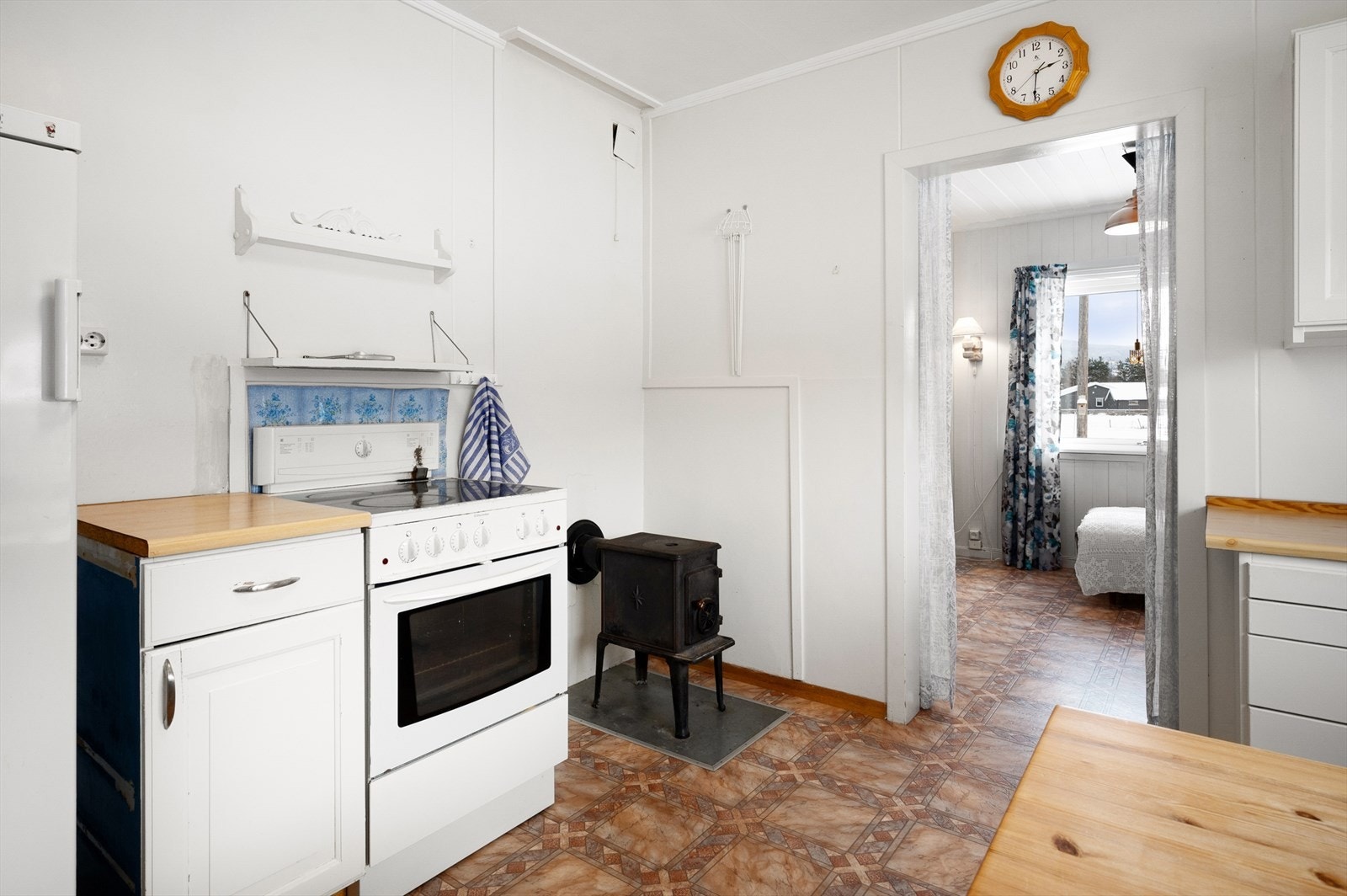 Her er det også vedovn på kjøkkenet, og gjennomgang til kammers Galleribilde