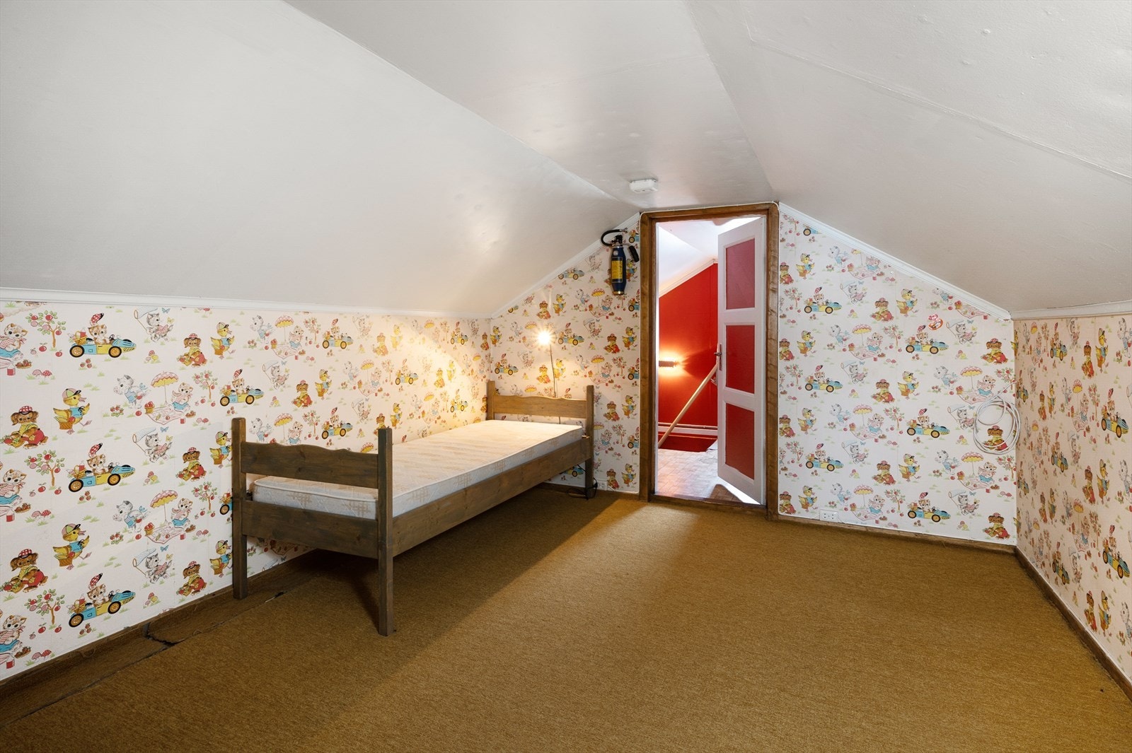 Fra trappegang er det adkomst ut til knekott med lagringsmuligheter Galleribilde