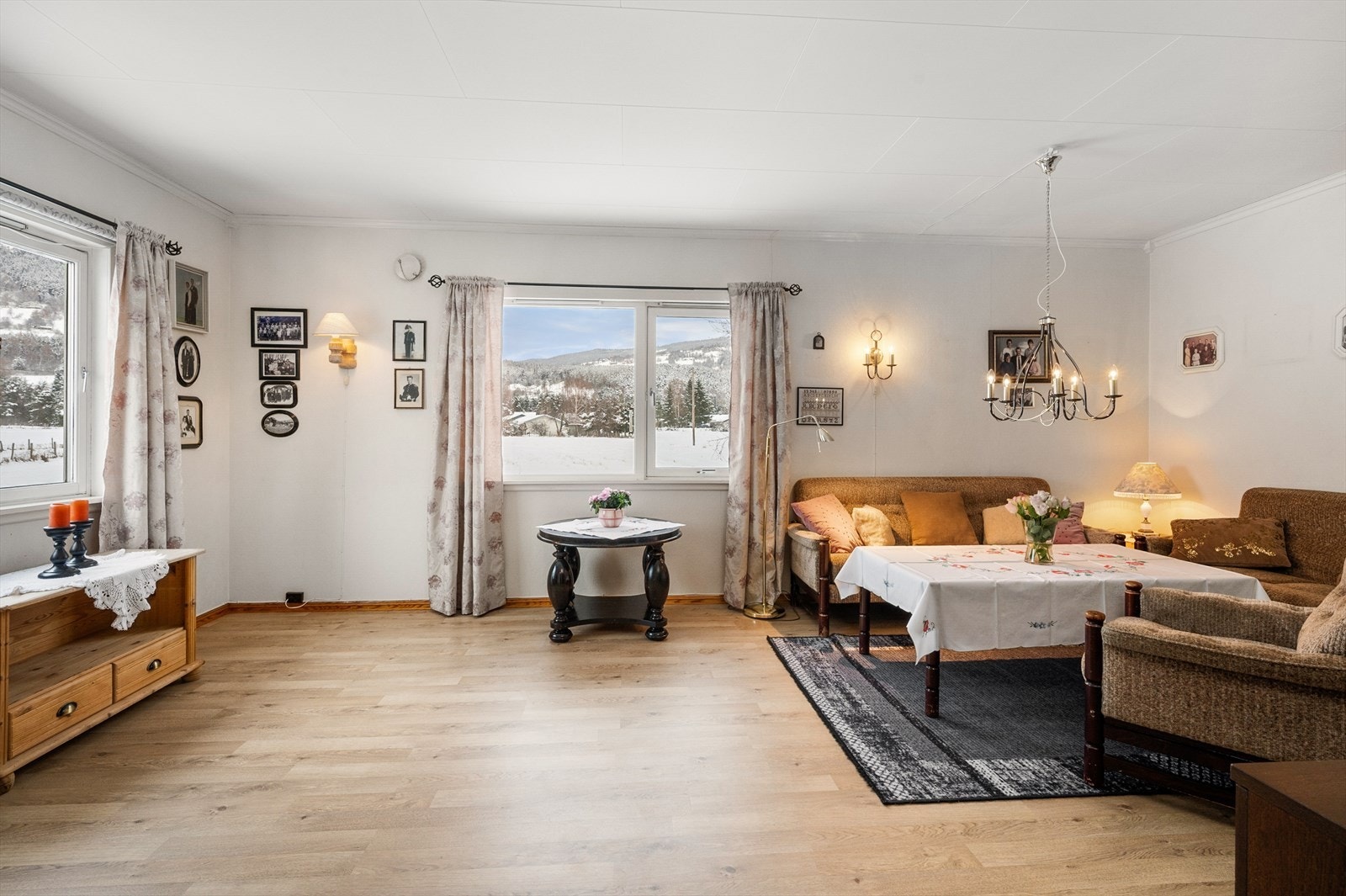 På hovedplanet er det stue med muligheter for spiseplass om ønskelig Galleribilde