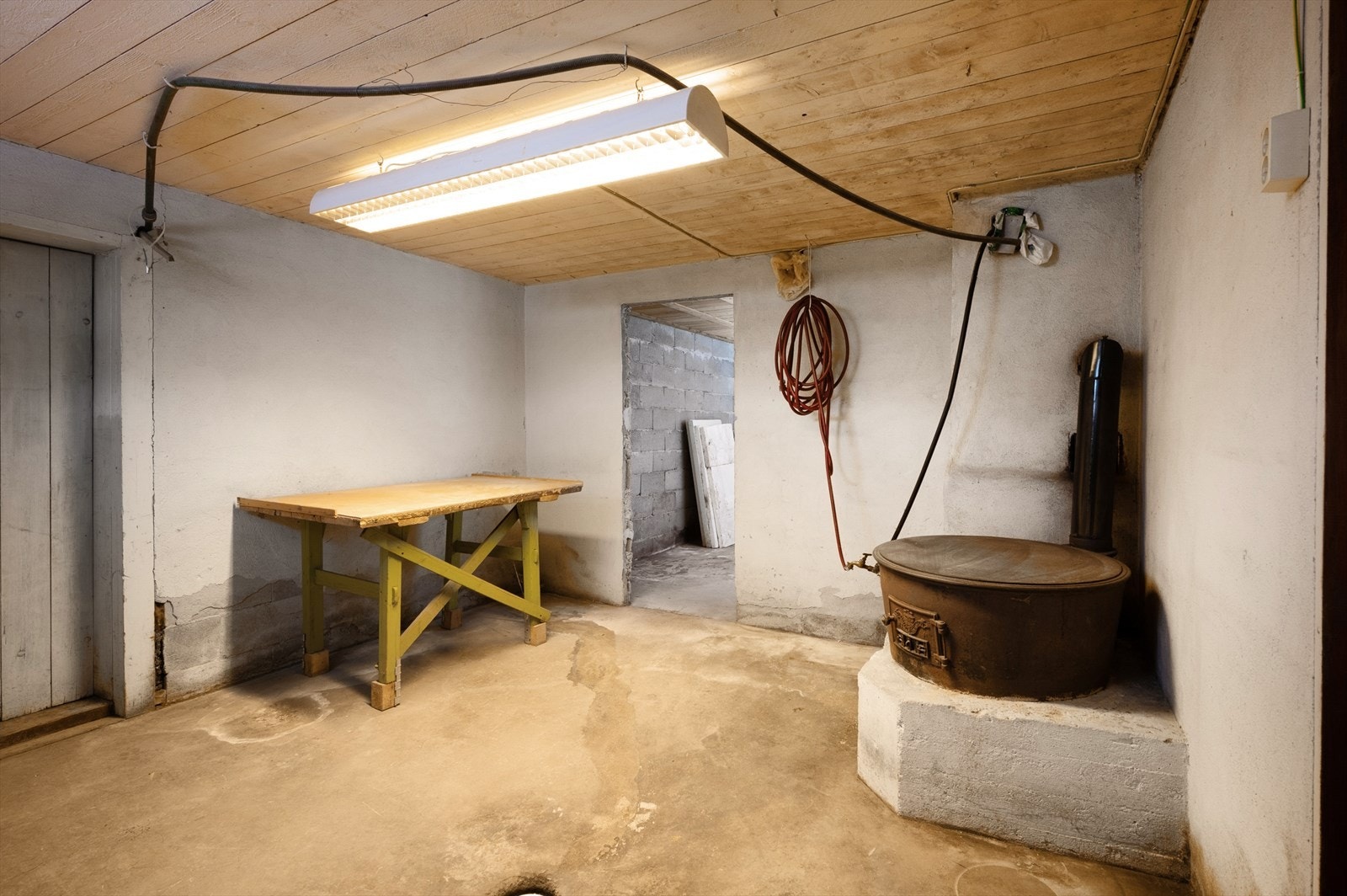 Bakstrom med stor vedfyrt takke. Romslig bod innenfor og utgang til hage fra bakstrommet. Galleribilde