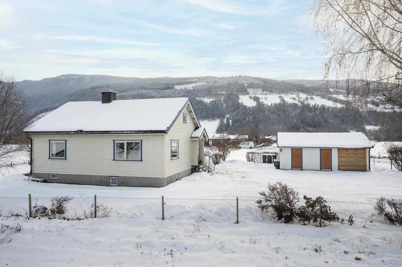 I tillegg til eneboligen er det tre romslige tilleggsbygninger Galleribilde