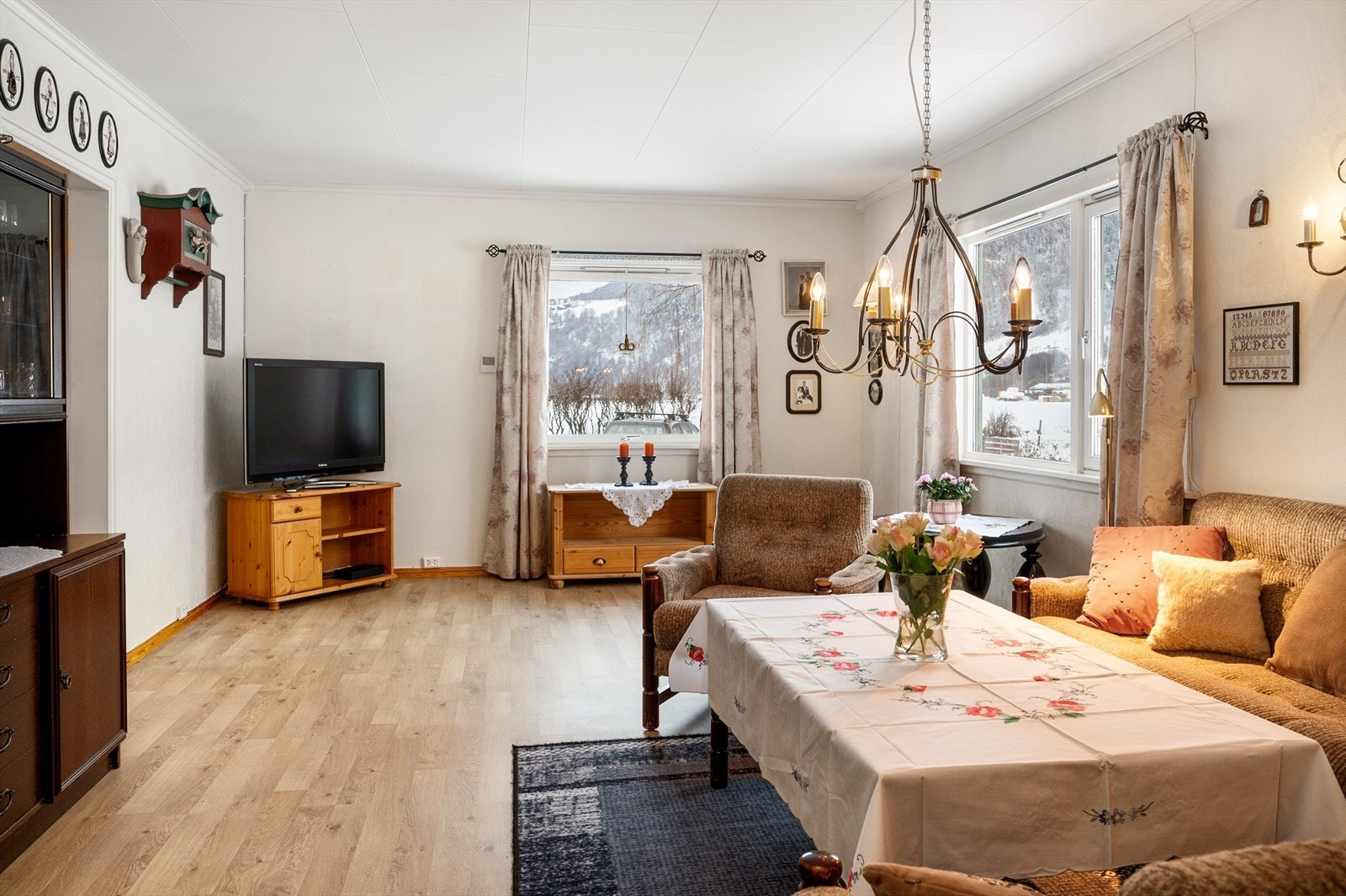 To romslige vinduer sørger for naturlig lysinfall til stuen Galleribilde