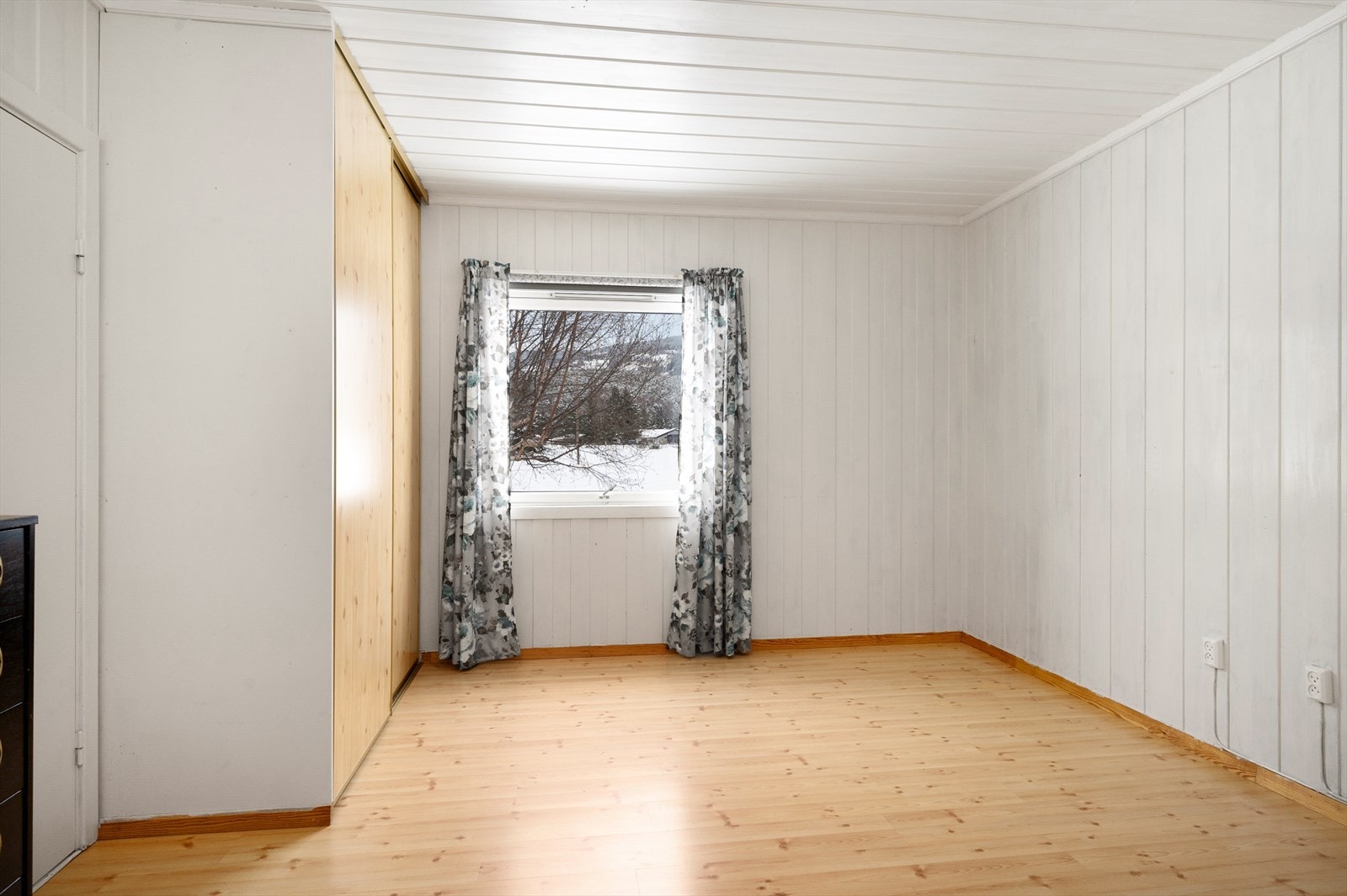 Hovedsoverommet ligger innenfor stuen og er av god størrelse Galleribilde