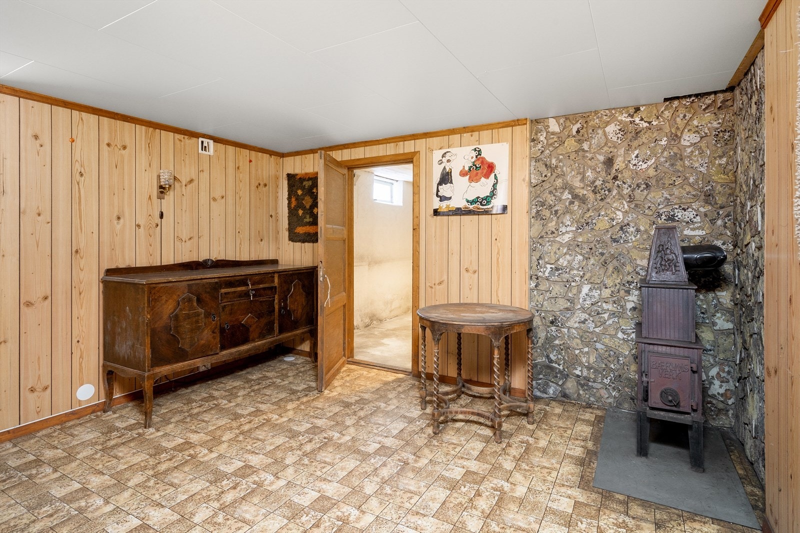 I kjeller er det blant annet innredet stue Galleribilde