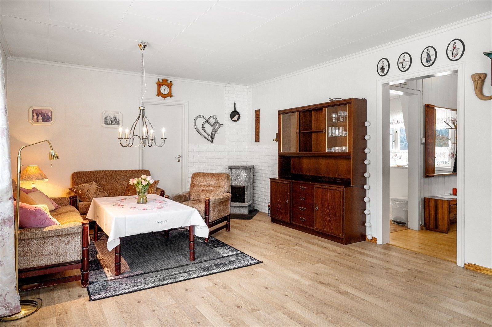 På stuen er det vedovn av kleberstein som magasinerer varme godt Galleribilde