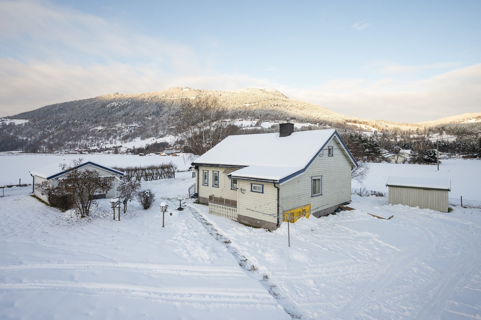 Eiendommen har romslig gårdsplass og enkel adkomst Galleribilde