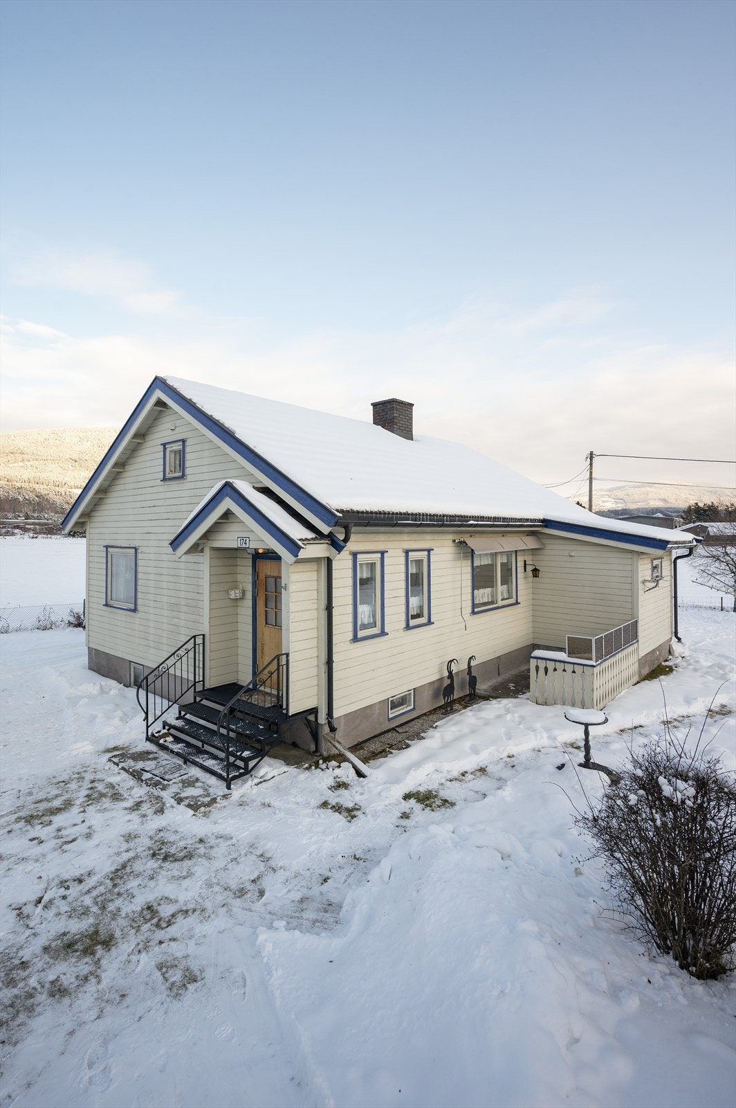 Boligen ligger fint til i et område med spredt bebyggelse Galleribilde