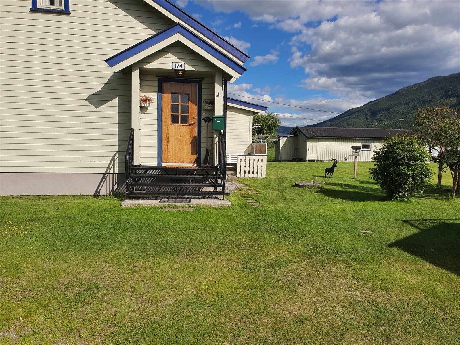 Tomten er pent opparbeidet og frodig Galleribilde