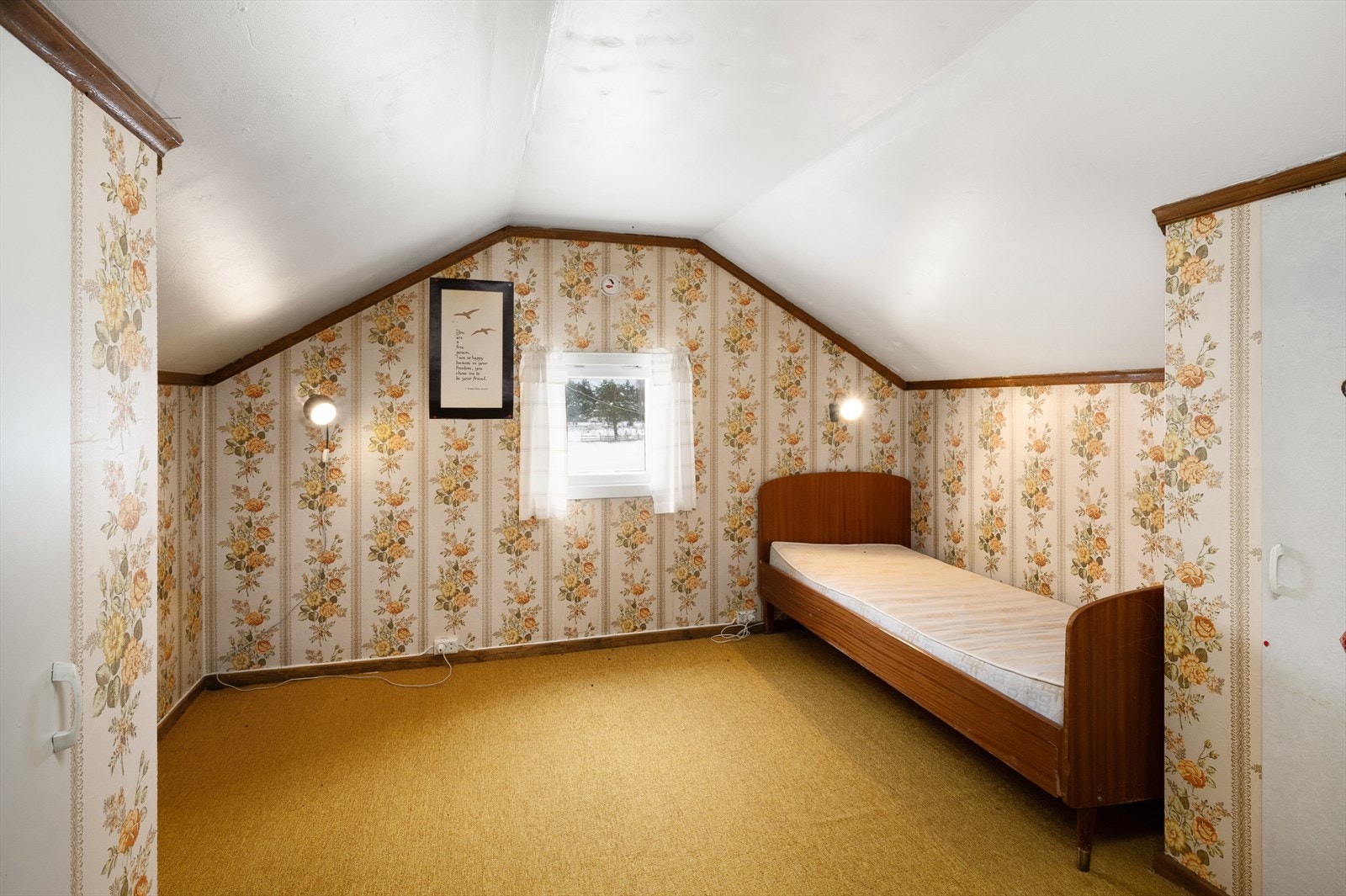 Rommet har plassbygde garderobeløsninger, og det er mulighet for flere sengeplasser Galleribilde