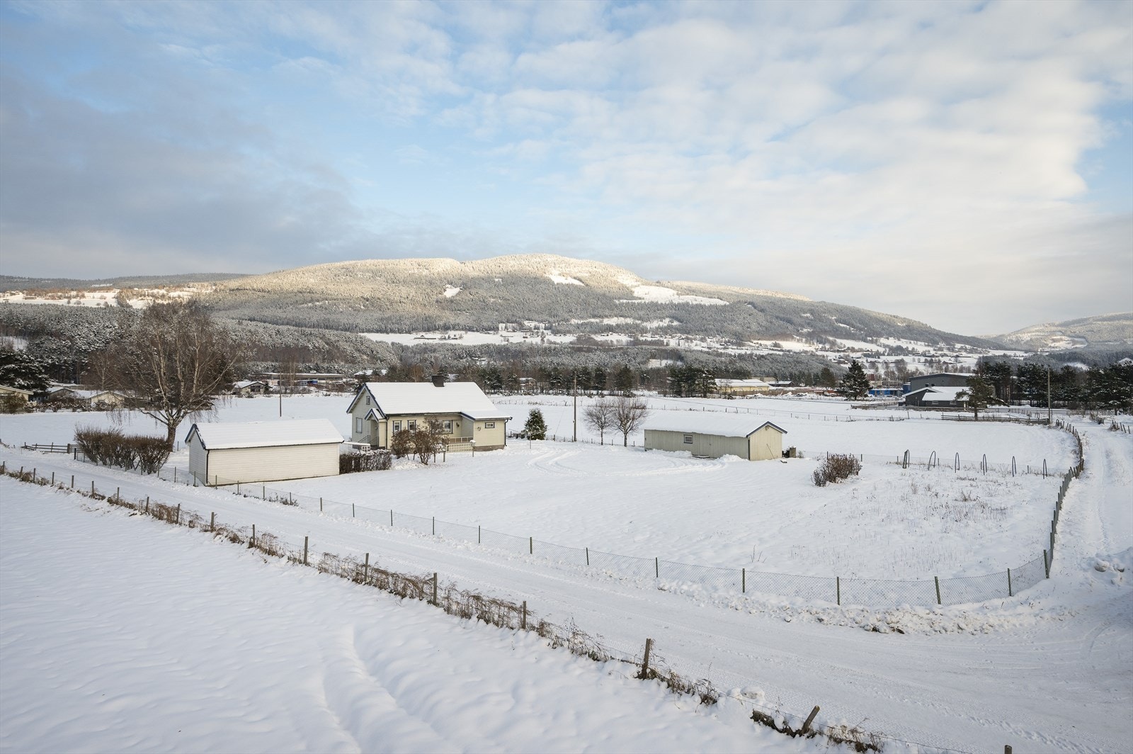 Her er det godt med boltreplass på over to mål flat tomt. Galleribilde