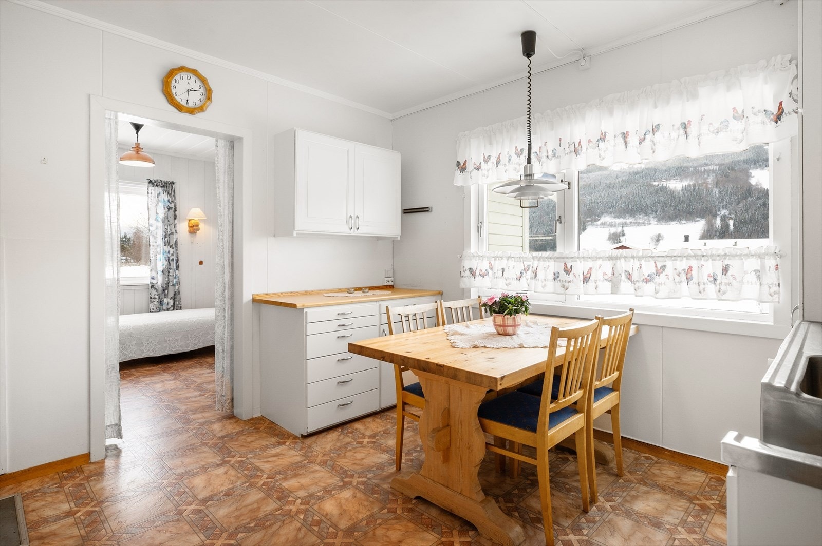 Lysmalte innredninger med dels slette og dels profilerte fronter Galleribilde