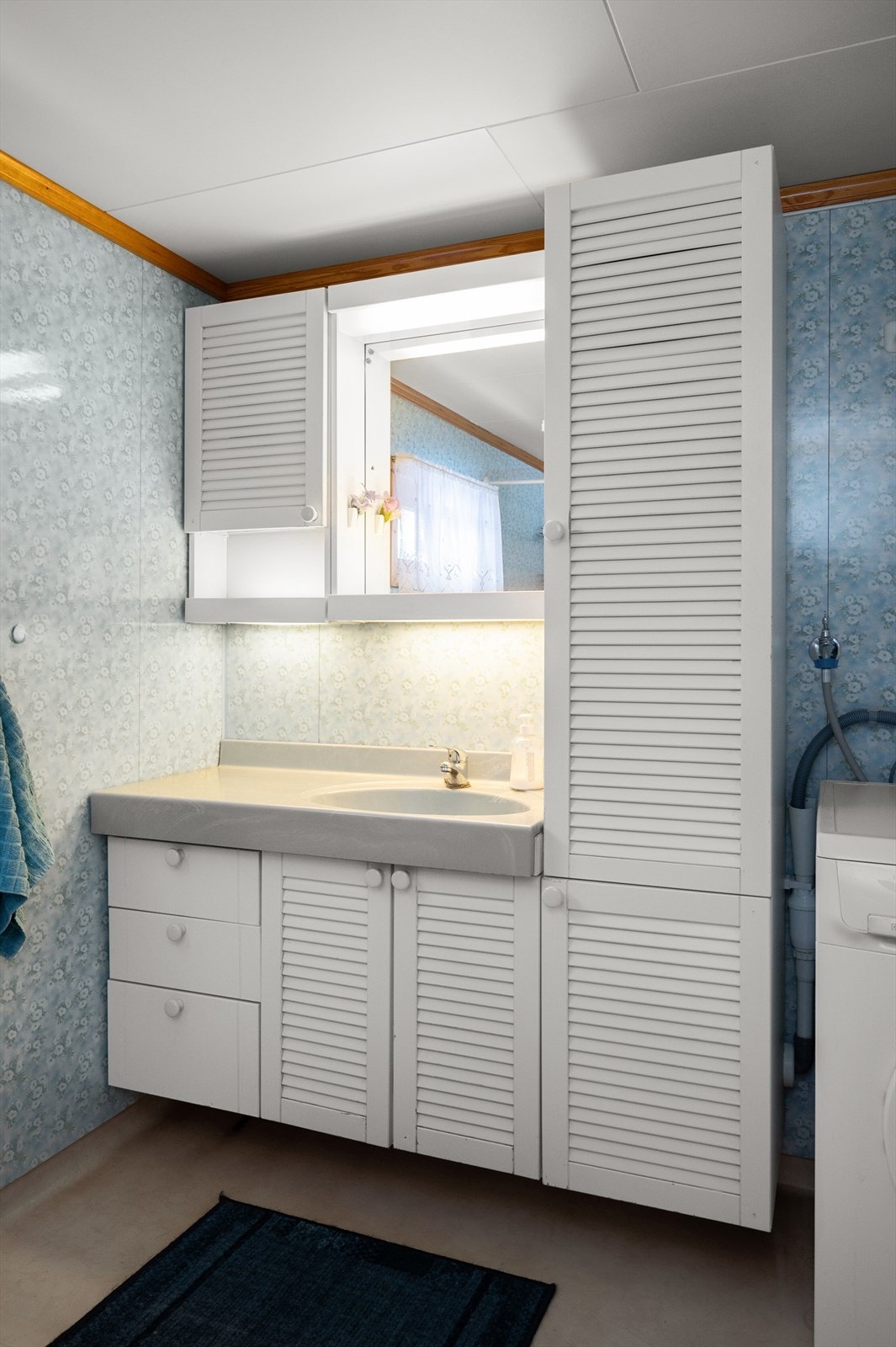 Romslig baderominnredning og opplegg for vaskemaskin Galleribilde