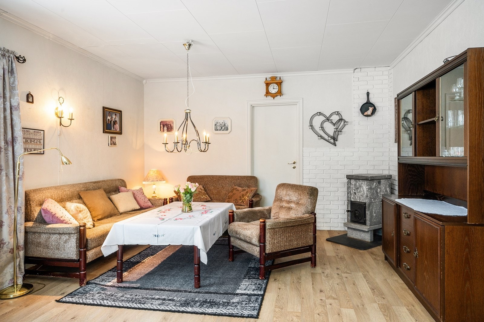 Stuen er innredet med trivelig sofakrok Galleribilde