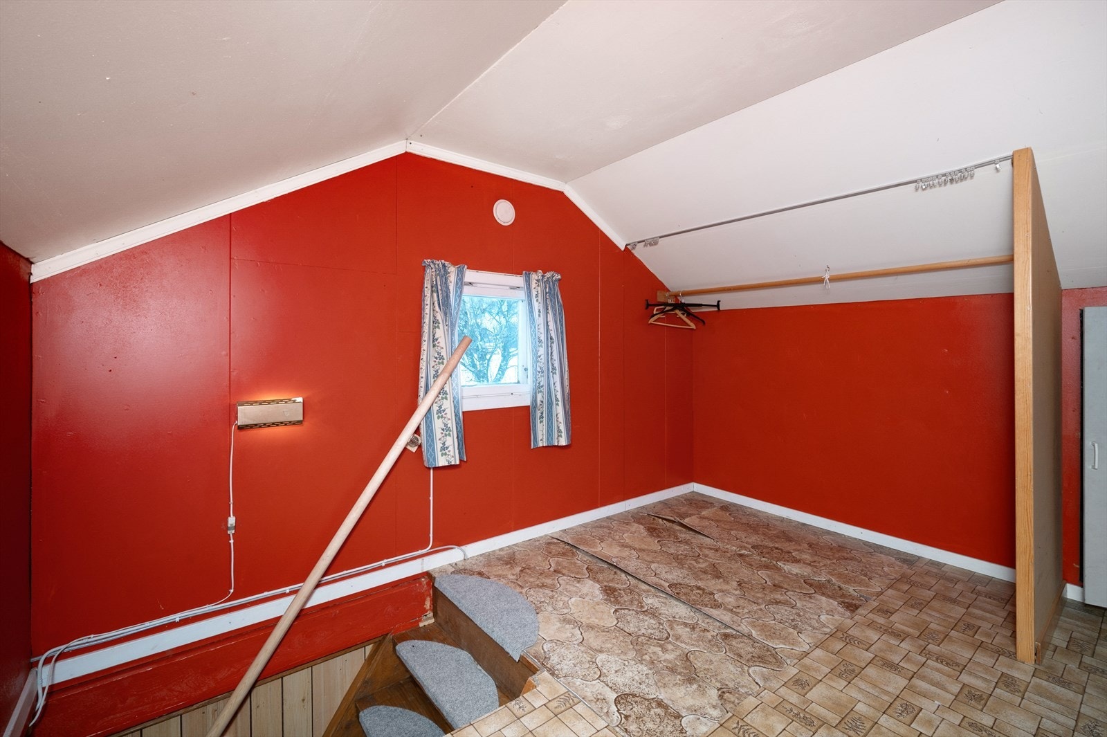 Innredet loft med trappegang og ett soverom Galleribilde