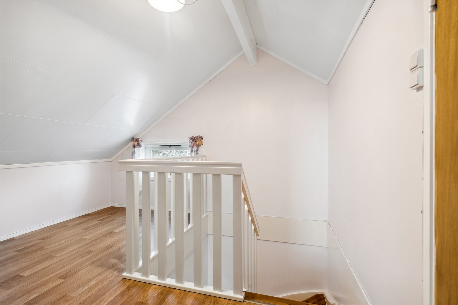 Gode oppbevaringsmuligheter på loft. Galleribilde