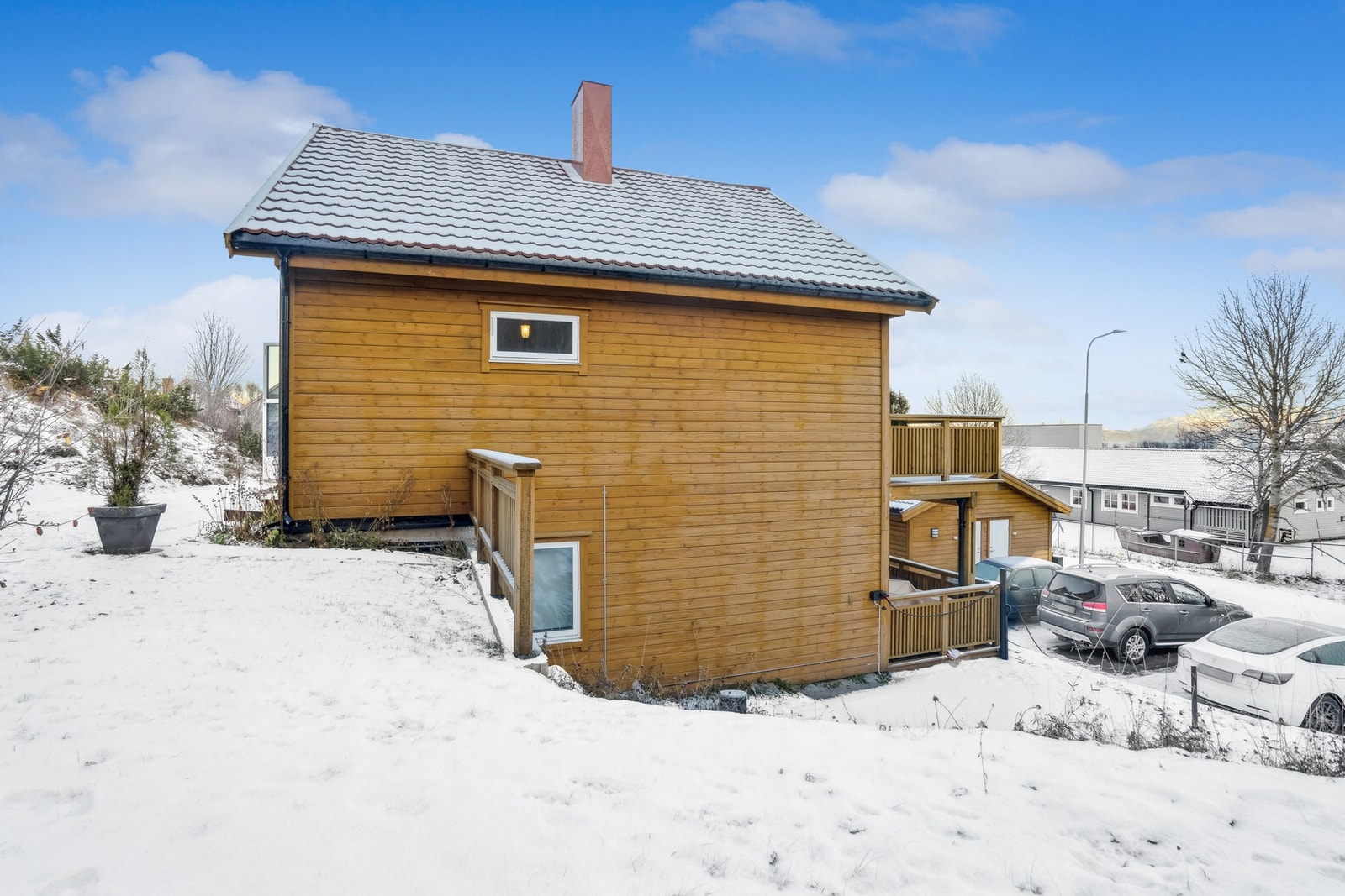 Boligen ligger fint til i feltet med enkel adkomst til uteareal og gode solforhold. Galleribilde