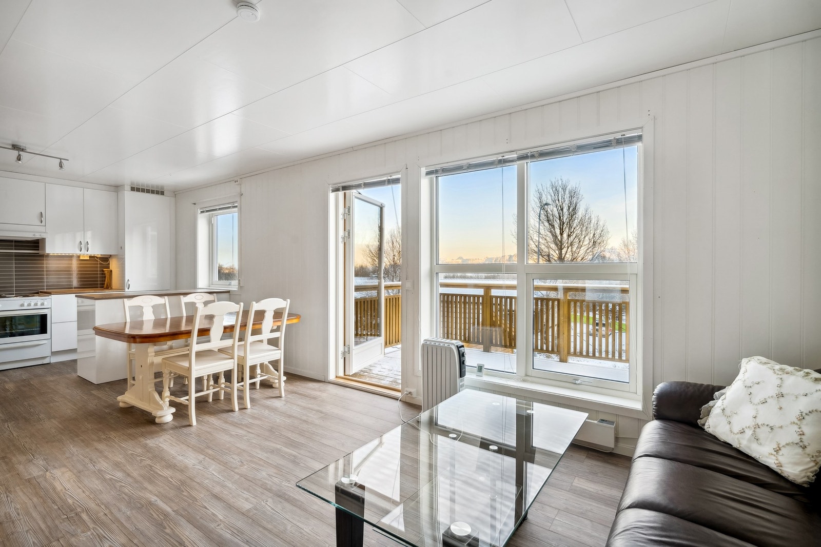 Åpen kjøkken/stueløsning med god plass for flere sittegrupper. Galleribilde