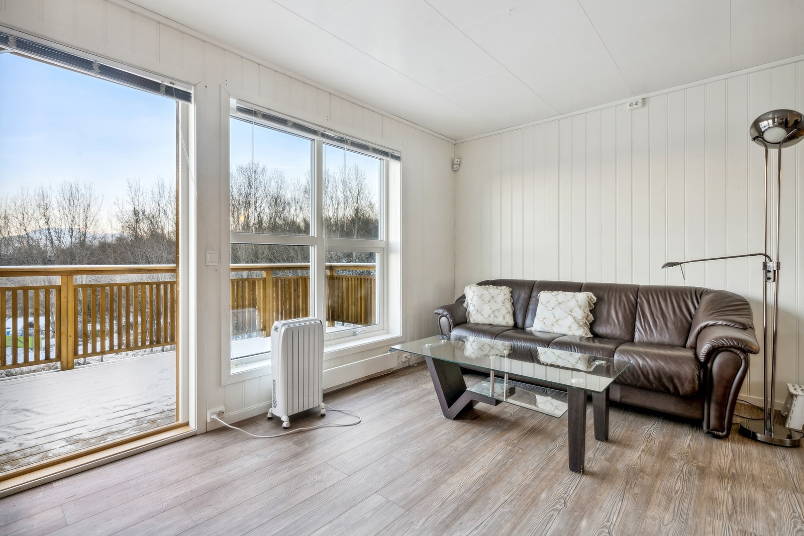 Store vindusflater bidrar til godt naturlig lysinnslipp. Galleribilde