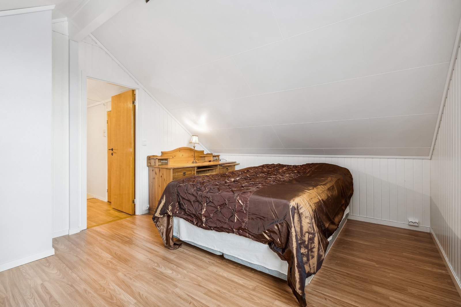 Soverom med god plass for dobbeltseng og nattbord. Galleribilde