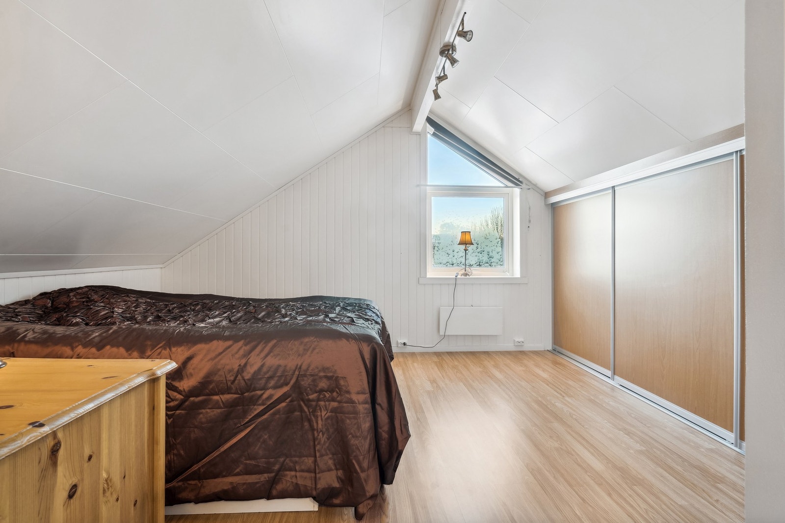 Praktisk skyvedørsgarderobe med god plass for oppbevaring. Galleribilde