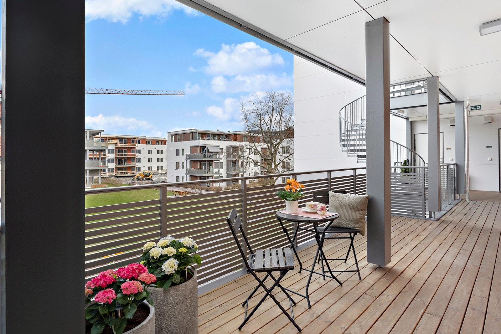 I svalgangen er det satt ut utemøblement hvor morgenkaffen kan nytes. Solen titter inn her rundt kl. 08 og står på frem til ca. kl. 12:00 Galleribilde