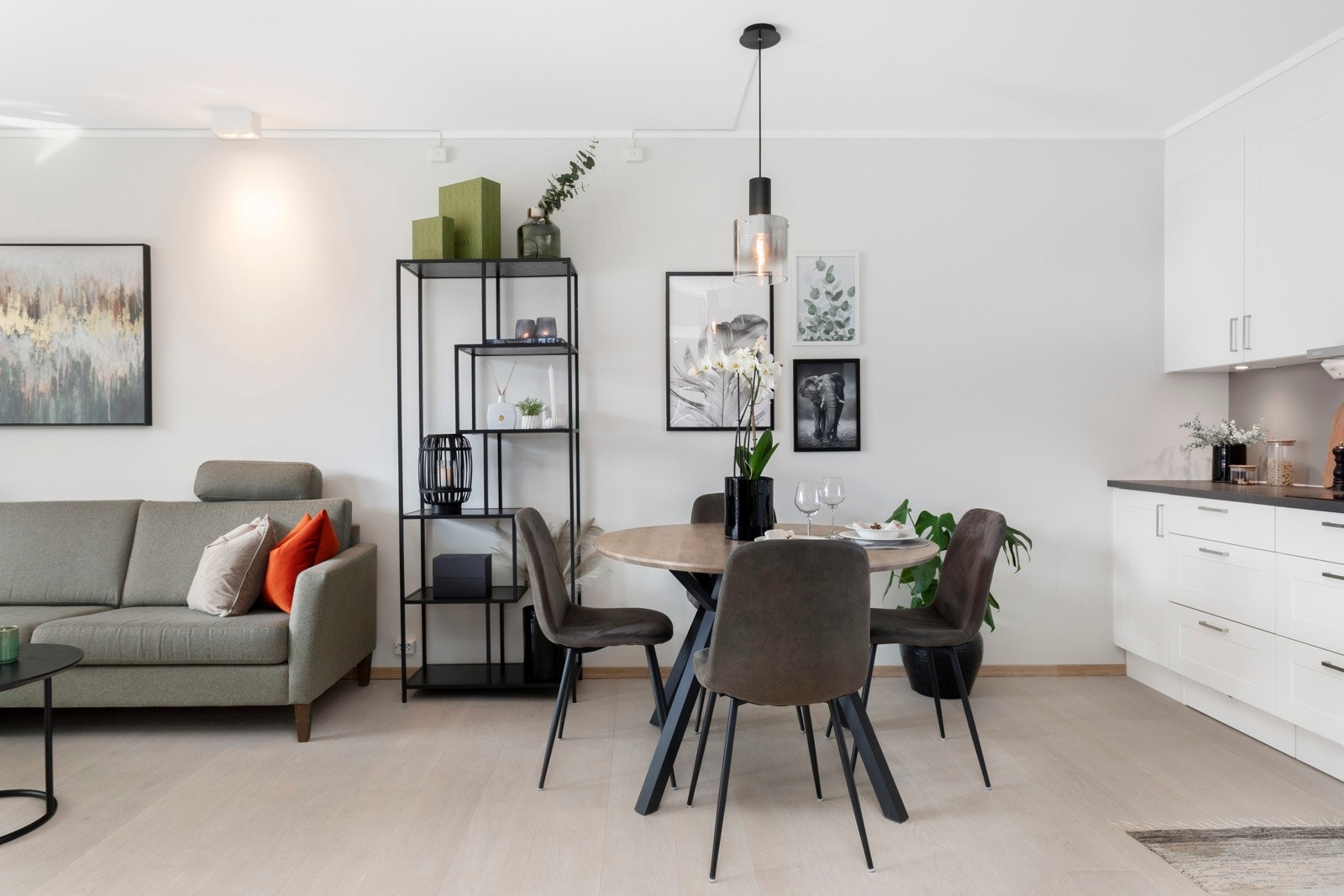 Leiligheten fremstår særdeles smakfull, hvor rommene er malt opp i behagelige, delikate og moderne fargevalg. Gulvet er lagt med en lekker 1-stavs hvit eikeparkett Galleribilde