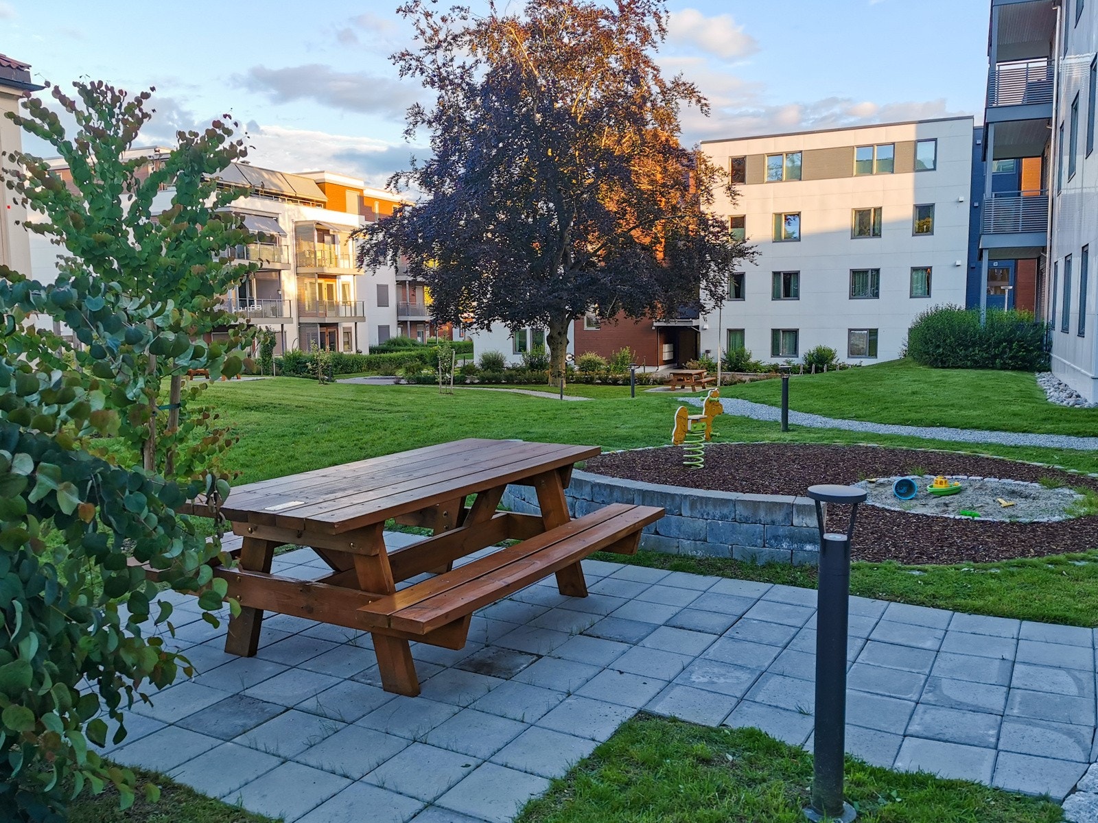 Leiligheten ble oppført i 2019 og befinner seg i andre etasje med trapp- og heishus. Flotte opparbeidet parkarealer rundt boligene med stier, lekeapparater, beplantning og utebelysning Galleribilde