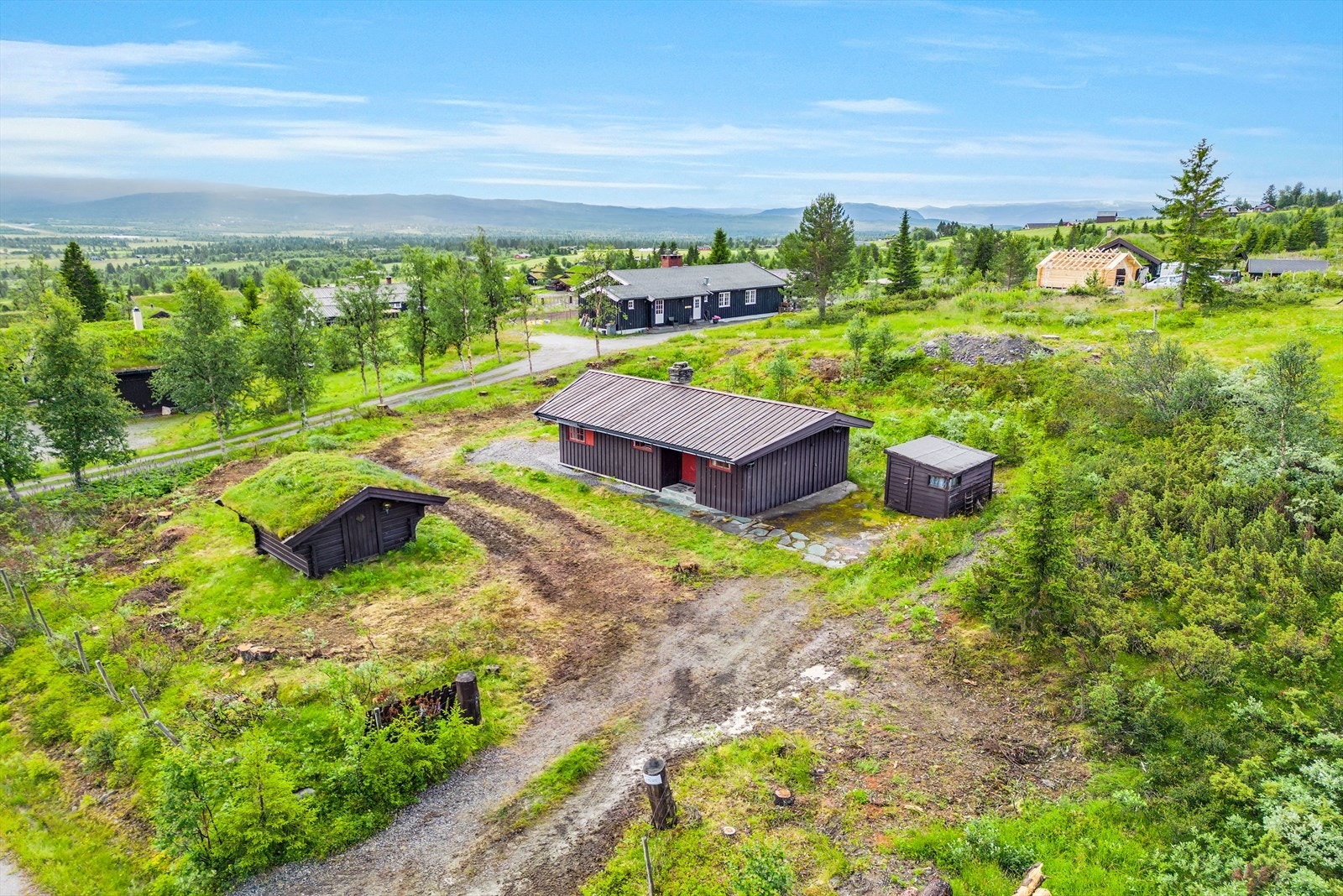 Dronefoto av eiendommen som ligger i flotte omgivelser. Galleribilde