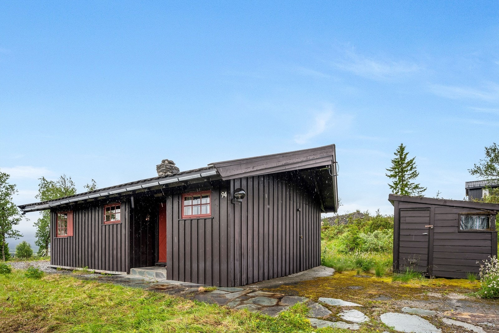 Skiferlagt sti til overbygget inngangsparti. Galleribilde