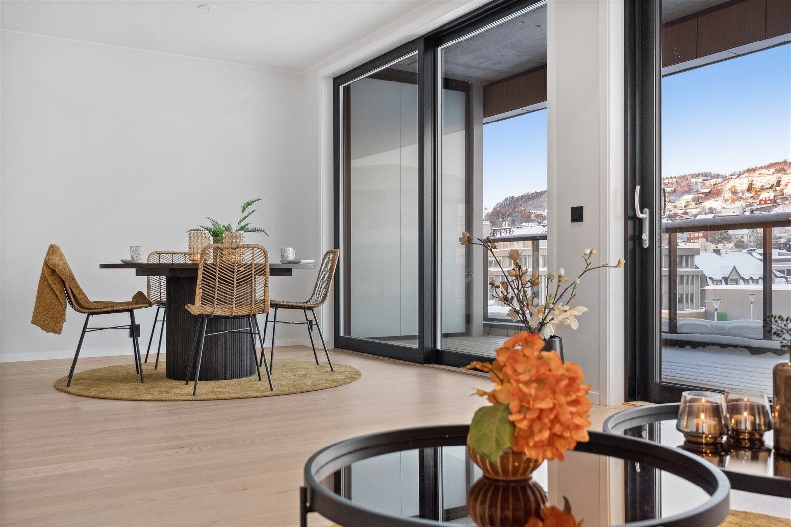 Stue / spiseplass med utsikt til sentrum av Harstad Galleribilde