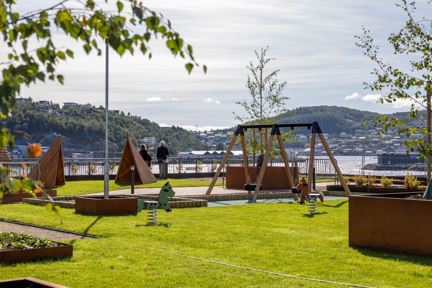 Beboernes hage er på omlag 4 000 m2 og inneholder plen, planter, busker og lekeplass Galleribilde
