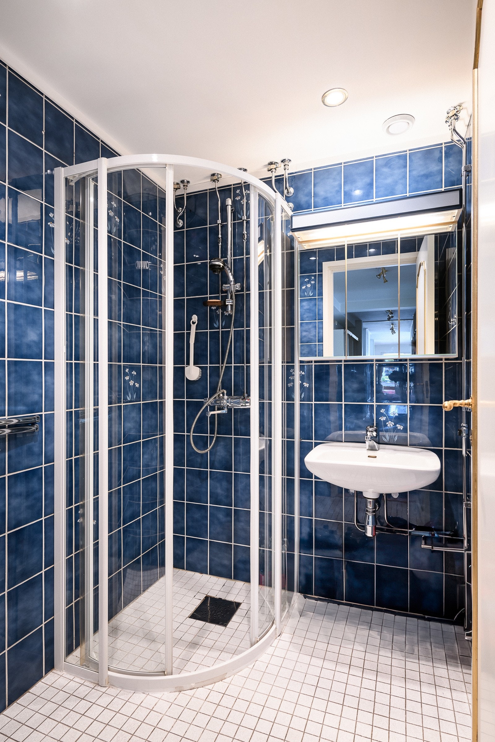 Alle våtrommene er av eldre standard og bør oppgraderes/renoveres iht. tilstandsrapport. Galleribilde