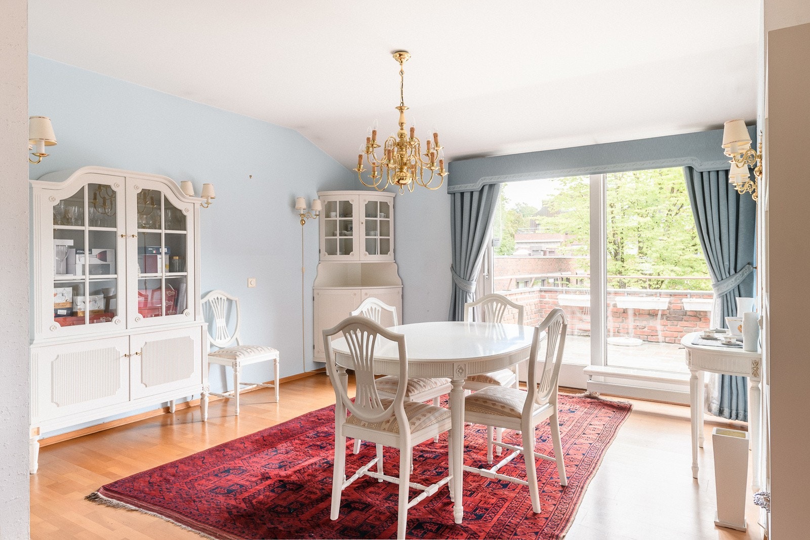 Fordelen av å ha en hel etasje kommer virkelig til sin rett når du får gleden av vinduer på hele tre sider av leiligheten. Galleribilde