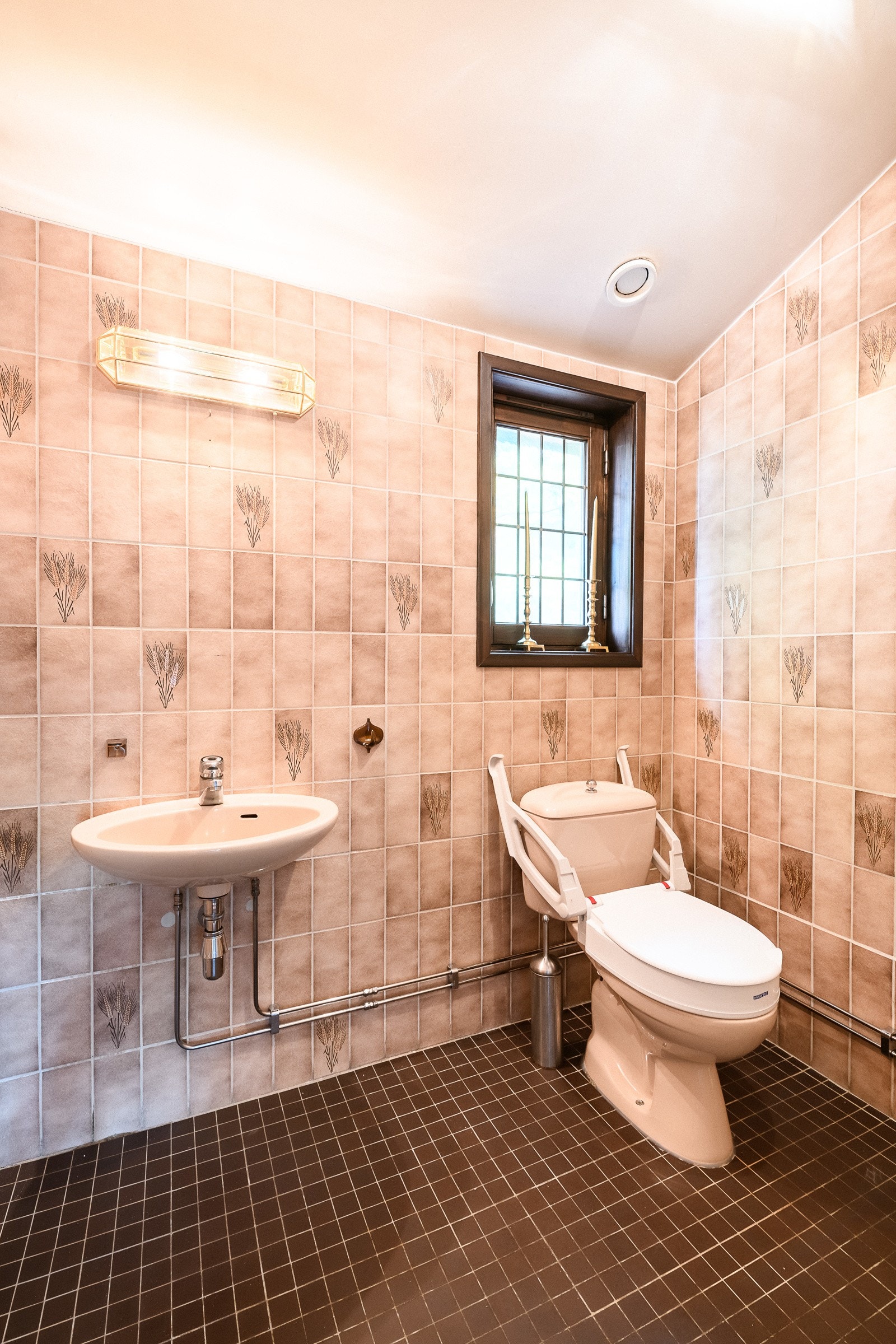 Toalettrom i gang/entré. Galleribilde