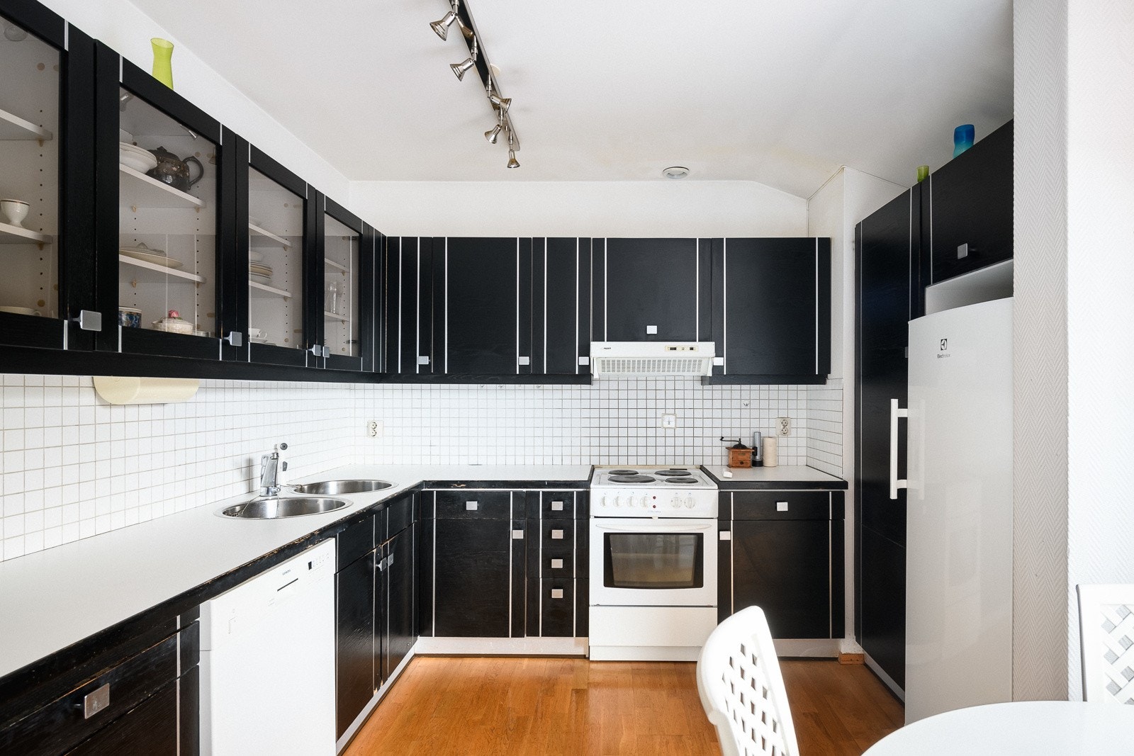 Innredningen bør fornyes/oppgraderes. Kjøkkenet har dog et godt utgangspunkt for videre utvikling og har fint med plass til et spisebord ved behov. Galleribilde