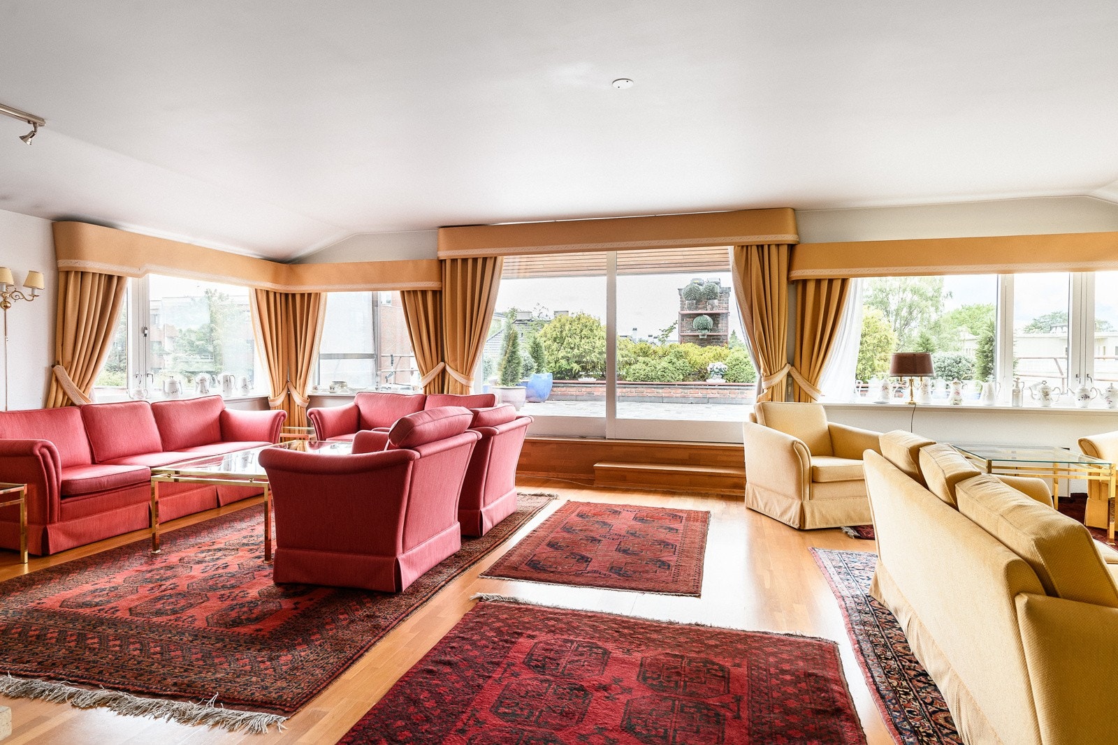 Hjemmets mange sosiale soner gir godt med plass for en hel familie, så vel som selskaper og andre sosiale sammenkomster. Galleribilde