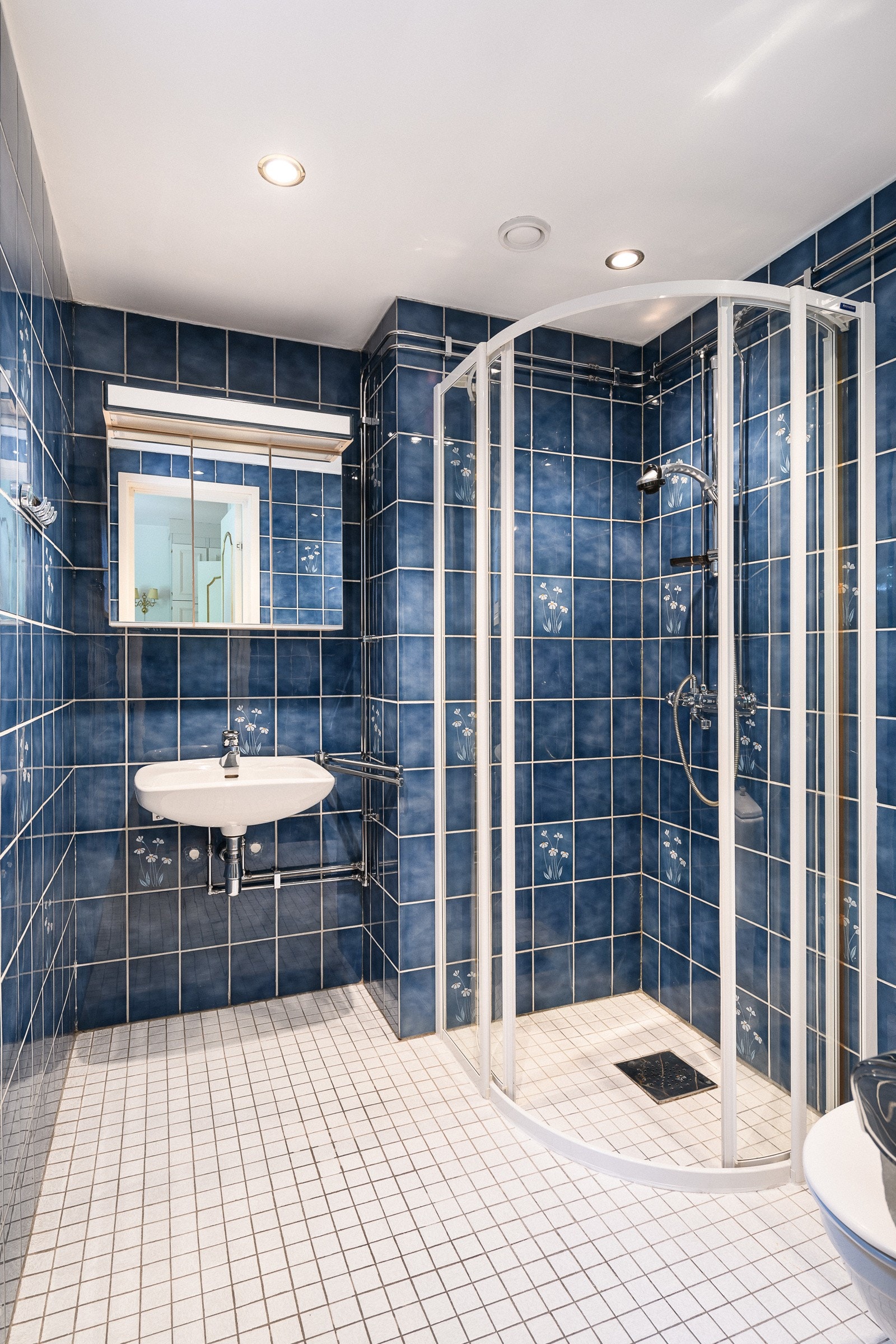 Bad i tilknytning til soverom 2. Alle våtrommene må oppgraderes/renoveres. Galleribilde