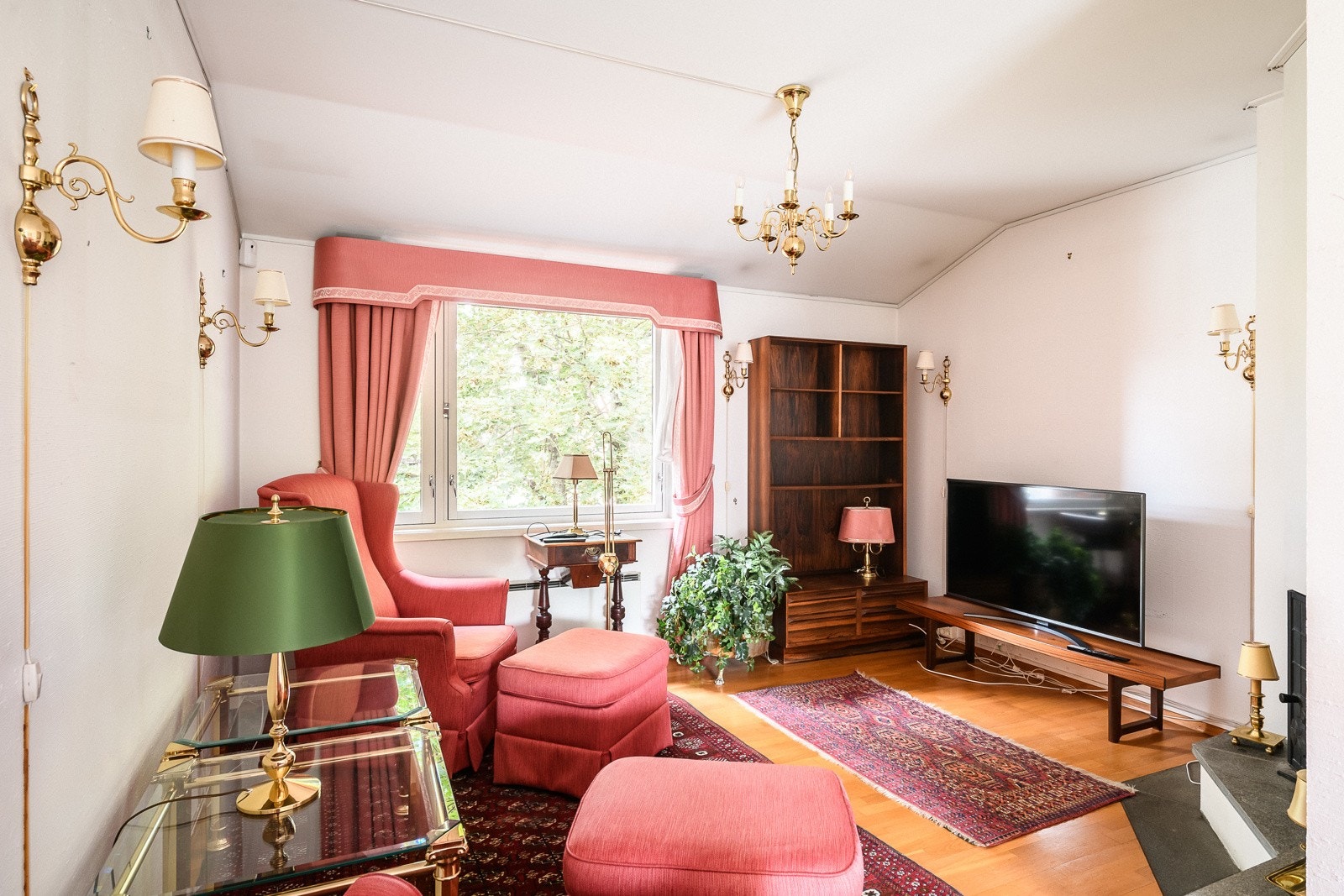 En delvis adskilt del av stuen benyttes som TV-stue. Galleribilde