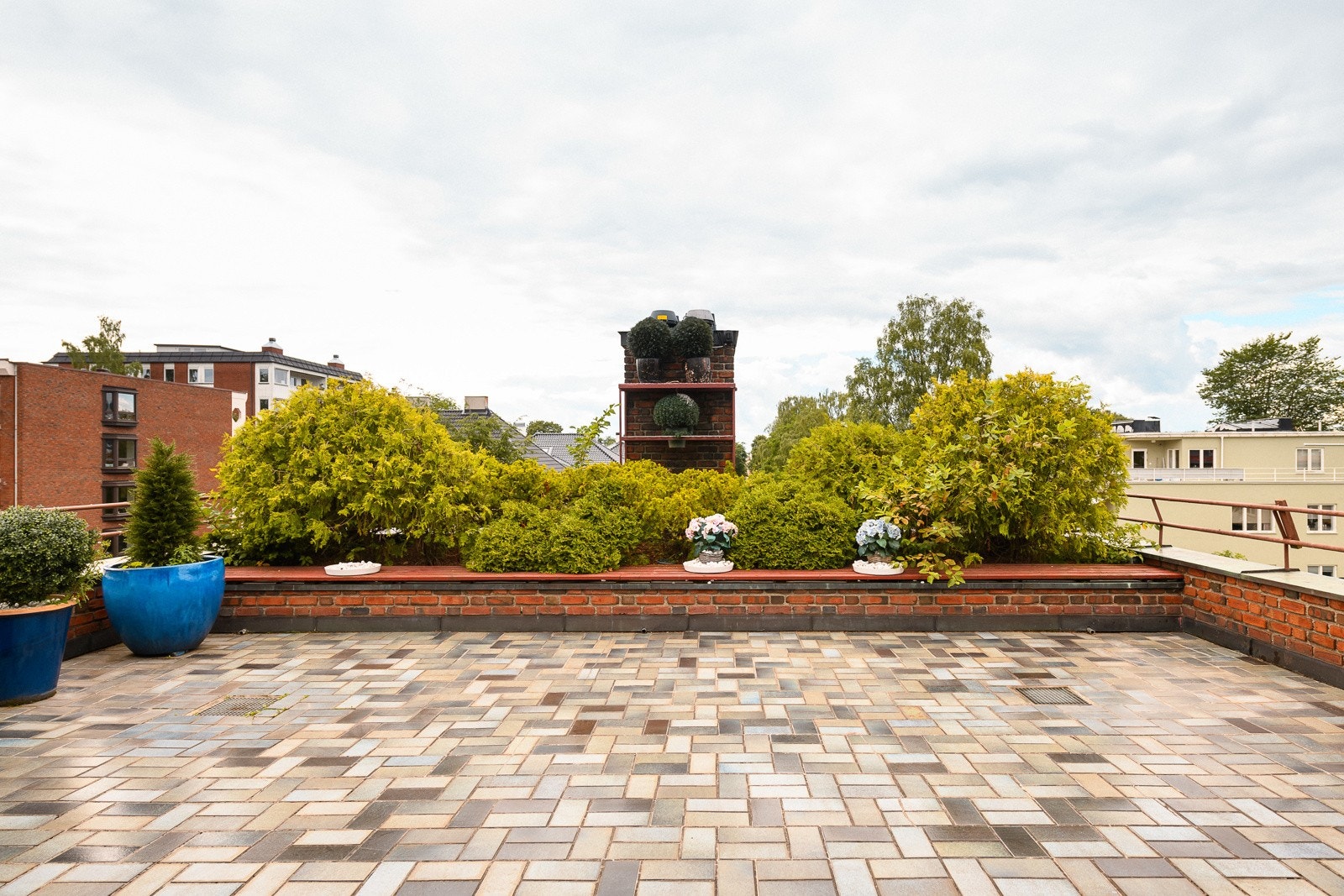 Leiligheten inkluderer to romslige terrasser, hvor hovedterrassen måler hele 60kvm og har adkomst fra stuen og den øvrige terrassen måler ca. 10kvm og har adkomst fra spisestuen. Galleribilde