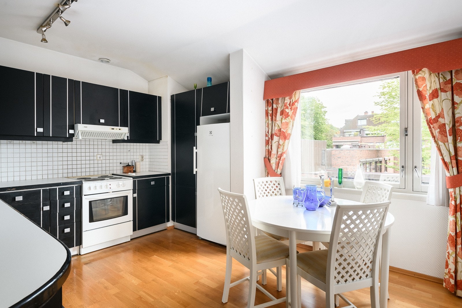 Kjøkkenet har en separat plassering i hjemmet, og er praktisk innredet med en eldre kjøkkeninnredning med over- og underskap samt nisjer for hvitevarer. Galleribilde