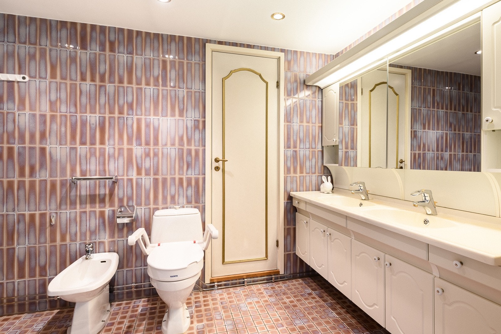 Leiligheten inkluderer to baderom, et dusjrom, et toalettrom og et vaskerom. Galleribilde