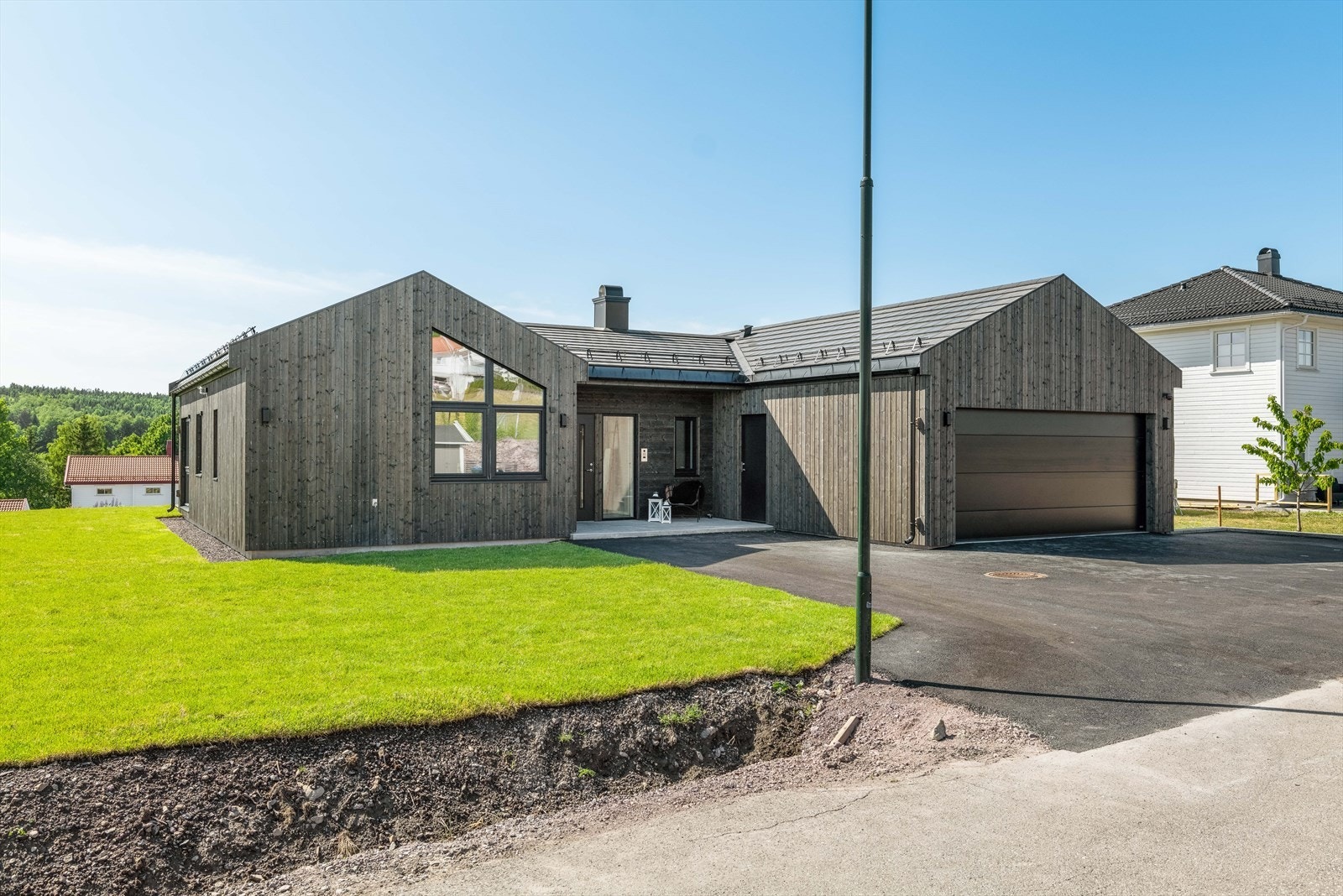 Det er dobbel garasje integrert i huset og med direkteinngang til boligen. Galleribilde