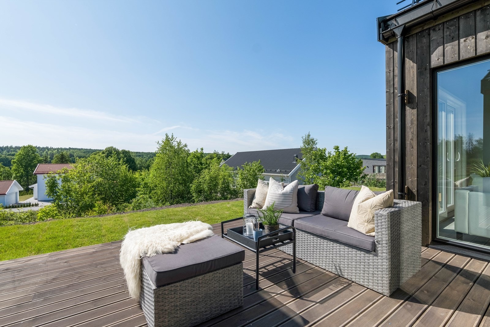 Sol til sent på kveld sommerstid og fint utsyn over nærområdet Galleribilde