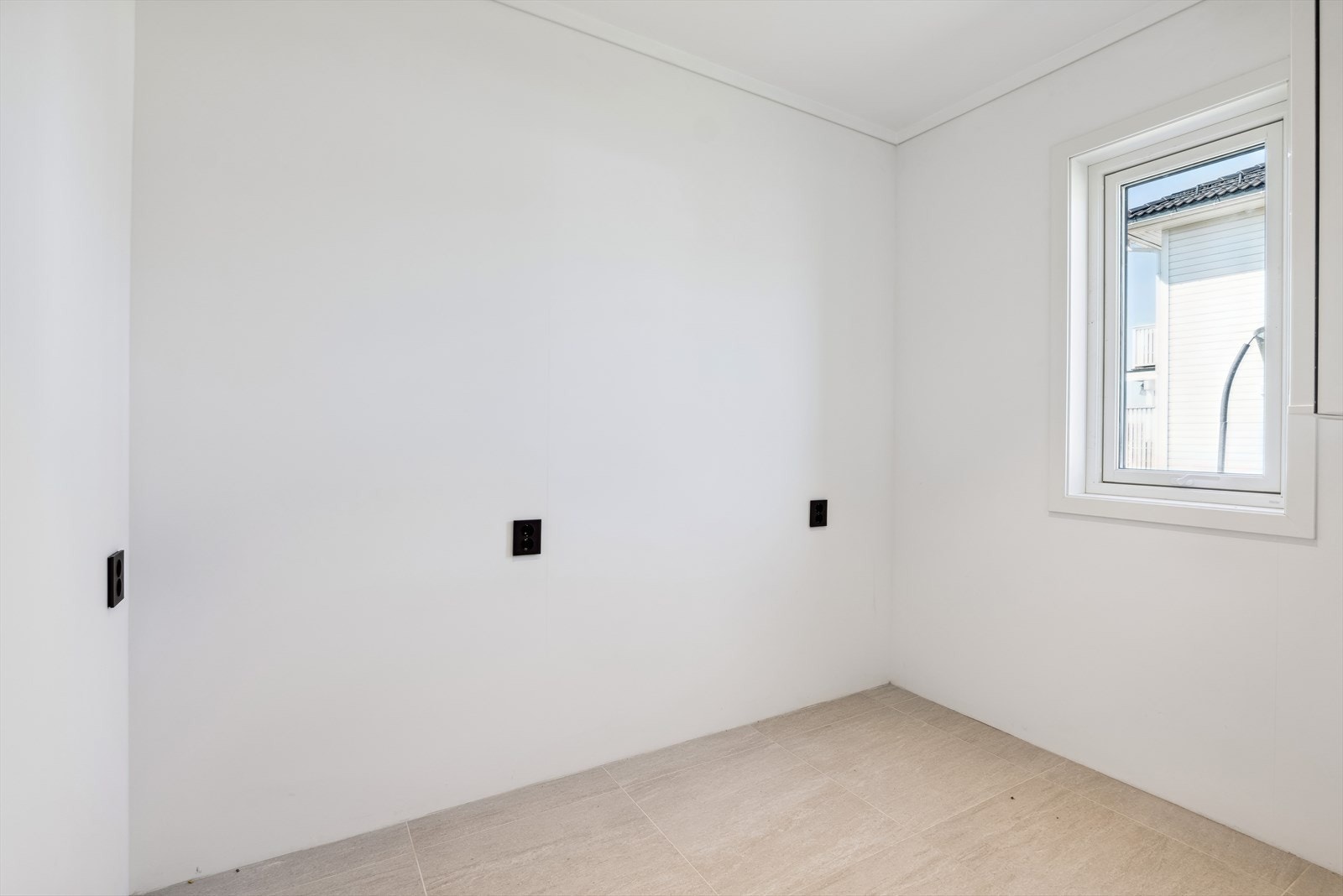 Kombinert teknisk rom og bod innenfor garasjen Galleribilde