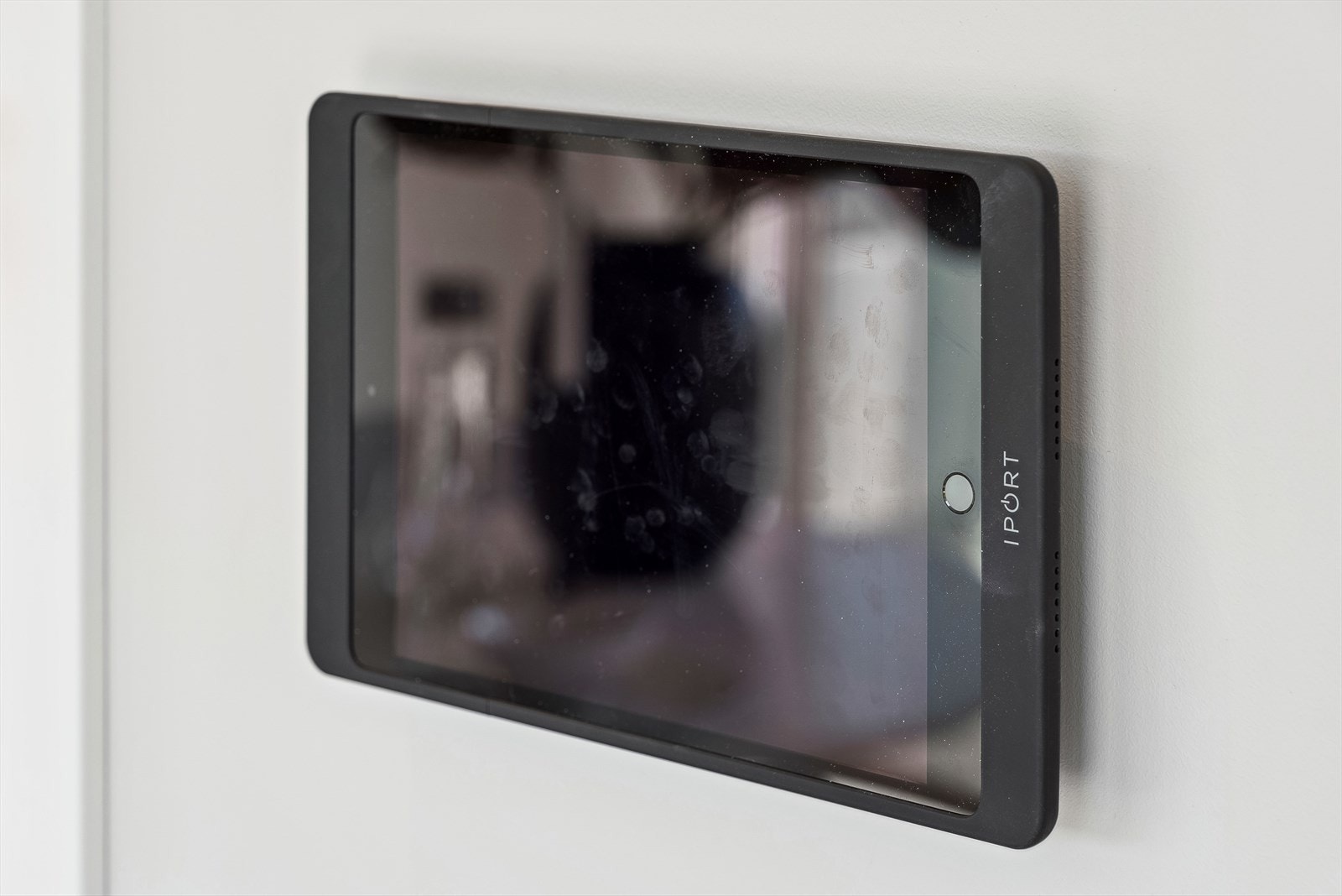 Fra fastmontert nettbrett har man god styring over flere Smart husfunksjoner Galleribilde
