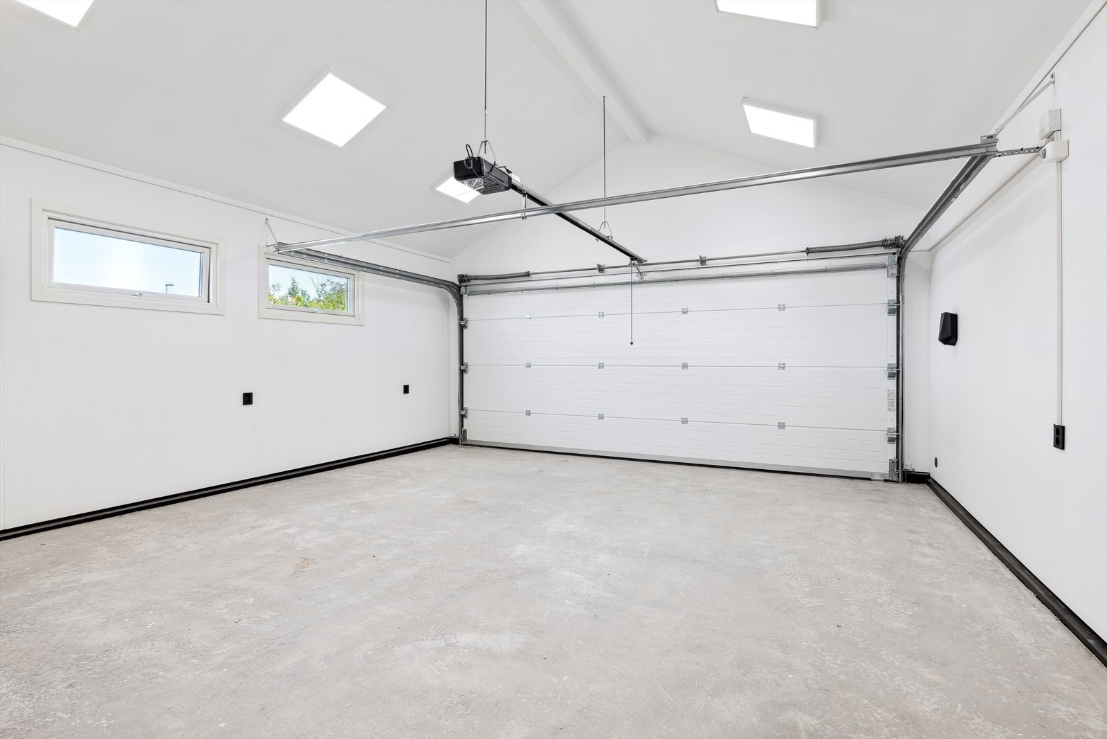 Garasje med "drive in - walk in" Galleribilde