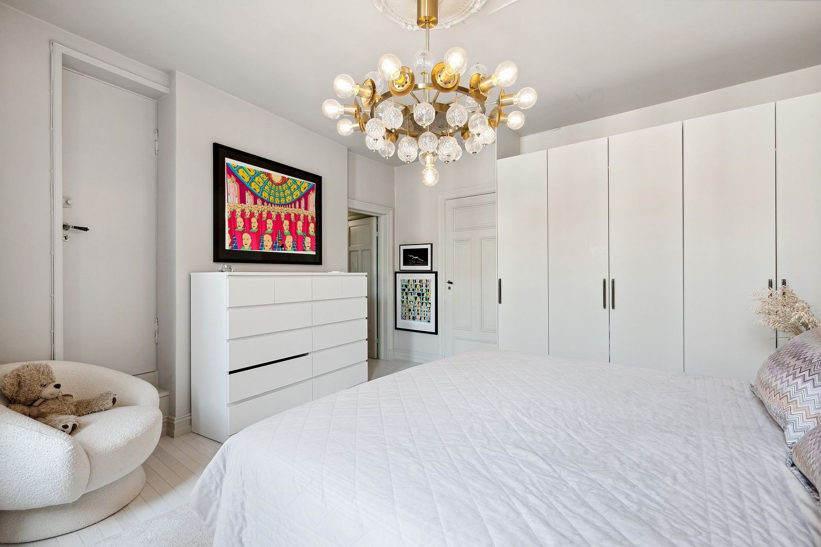 Hovedsoverom med garderobeinnredning. Galleribilde