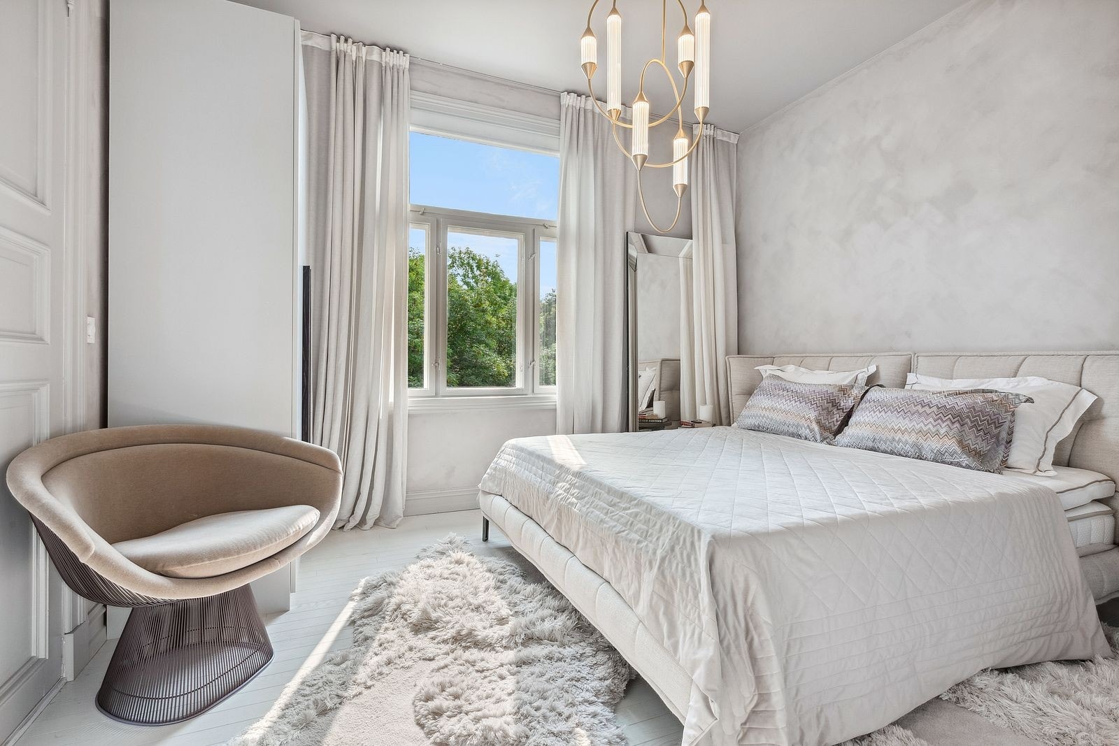 Soverom 2 med garderobeskap og dobbeltseng. Galleribilde